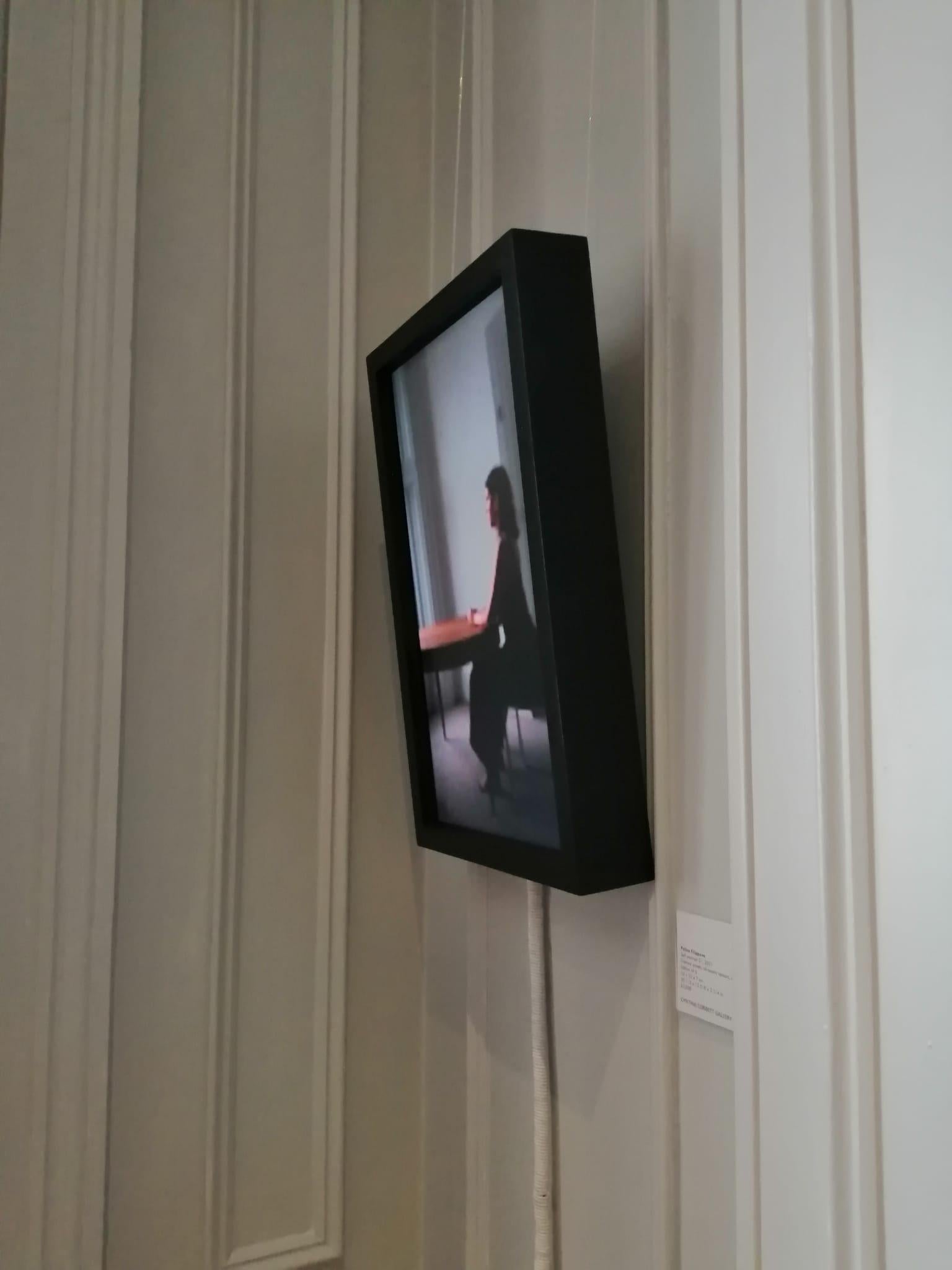 POLINA FILIPPOVA
Autoritratto 01 , 2021
Schermo incorniciato, sensori a ultrasuoni, video a canale singolo
52 x 32 x 7 cm
20 1/2 x 12 5/8 x 2 3/4 pollici.
Edizione di 5 (#1/5)

Polina Filippova è un'artista moscovita che lavora con mezzi video,