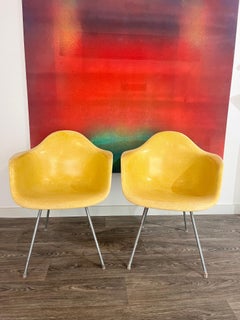 Ein Paar Eames Herman Miller Mid Century Lemon Yellow Fiberglass Shell Chair