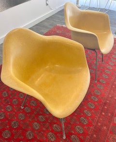 Ein Paar Eames Herman Miller Mid Century Lemon Yellow Fiberglass Shell Chair