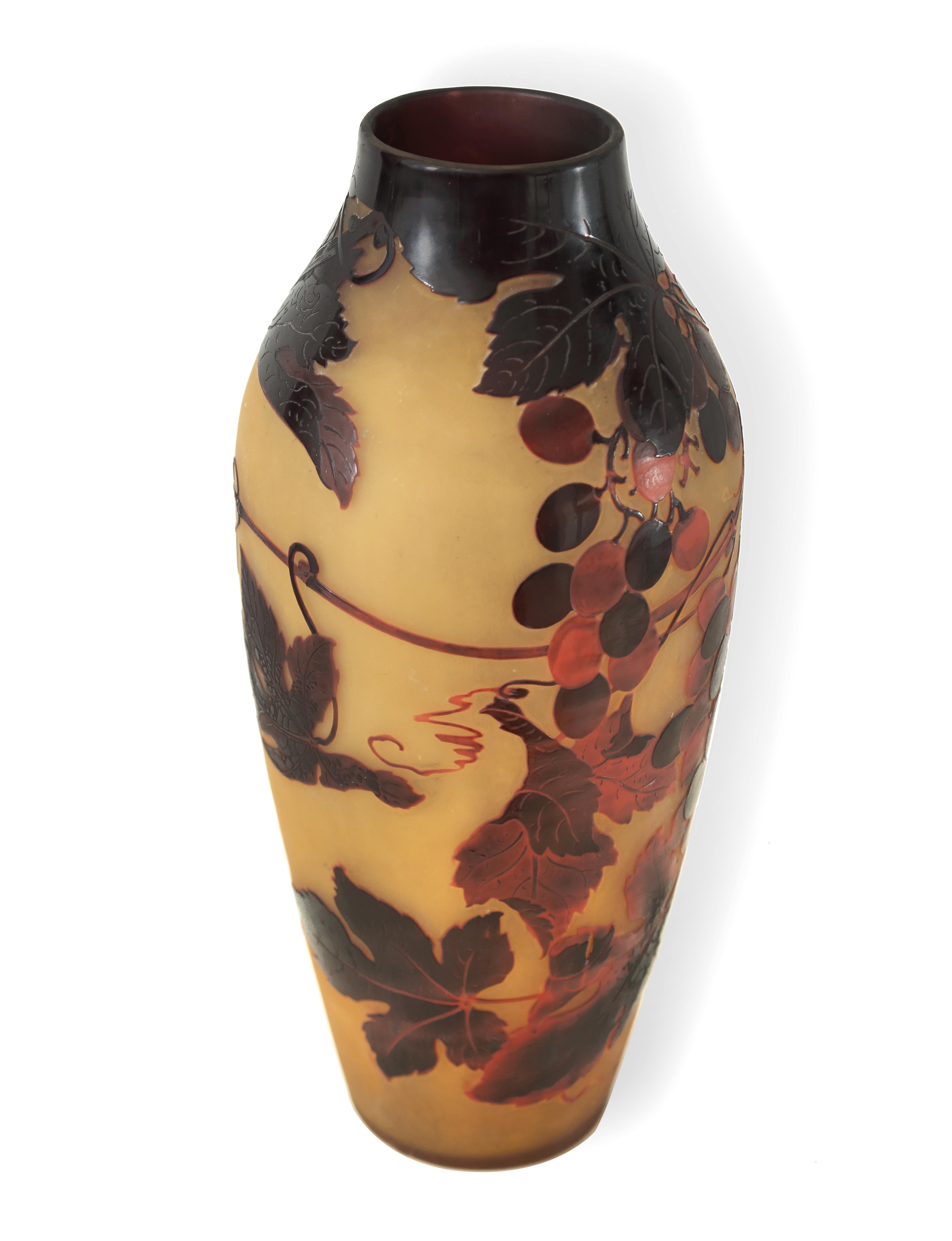Vase monumental en verre d'art Art Noveau rouge et jaune, gravé à l'acide et en camée. Magnifique vase décoratif Art Déco-Art Nouveau. L'état est bon, avec une usure correspondant à l'âge et à l'utilisation.
