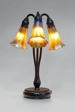 Lámpara de mesa LILY de tres luces 1900