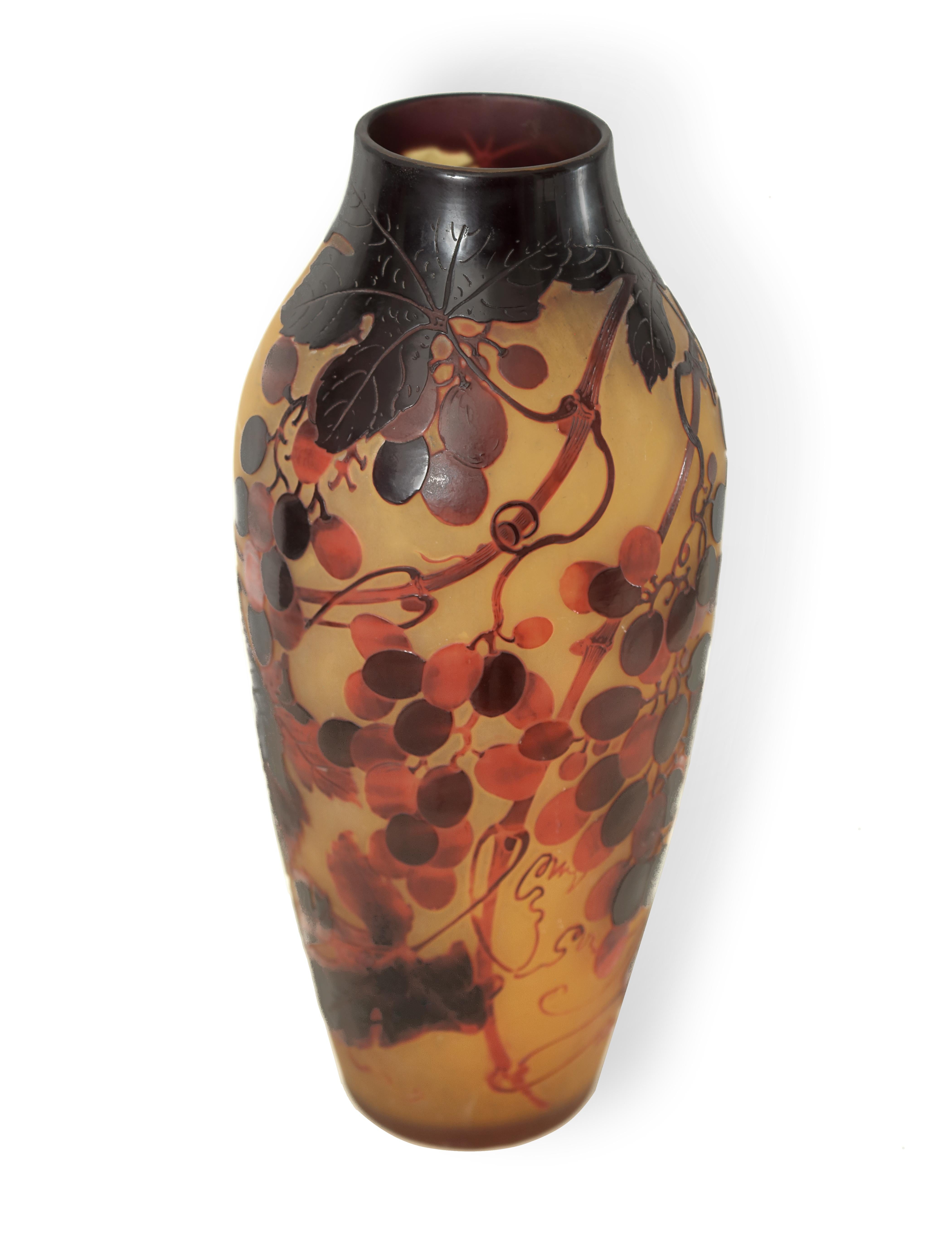 Monumentale, säuregeätzte Kamee-Vase aus rotem und gelbem Jugendstil-Kunstglas. Schöne dekorative Vase im Art Deco-Jugendstil. Der Zustand ist gut, mit alters- und gebrauchsbedingten Gebrauchsspuren.