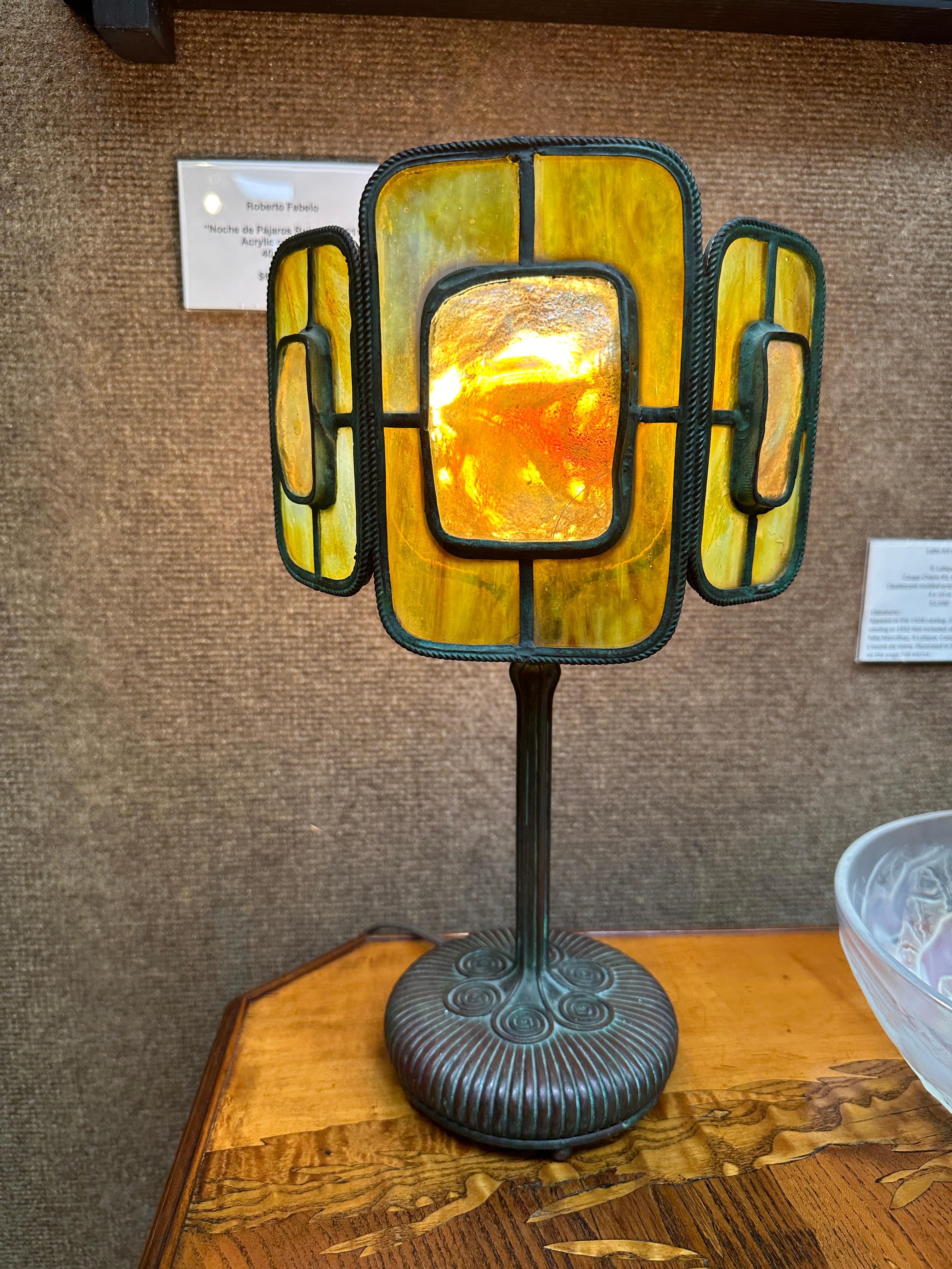 Louis Comfort Tiffany
“Turtle-Back” desk lamp, 1905 ca.
Patinated bronze and marbled glass.
14 in high
Shade marked 