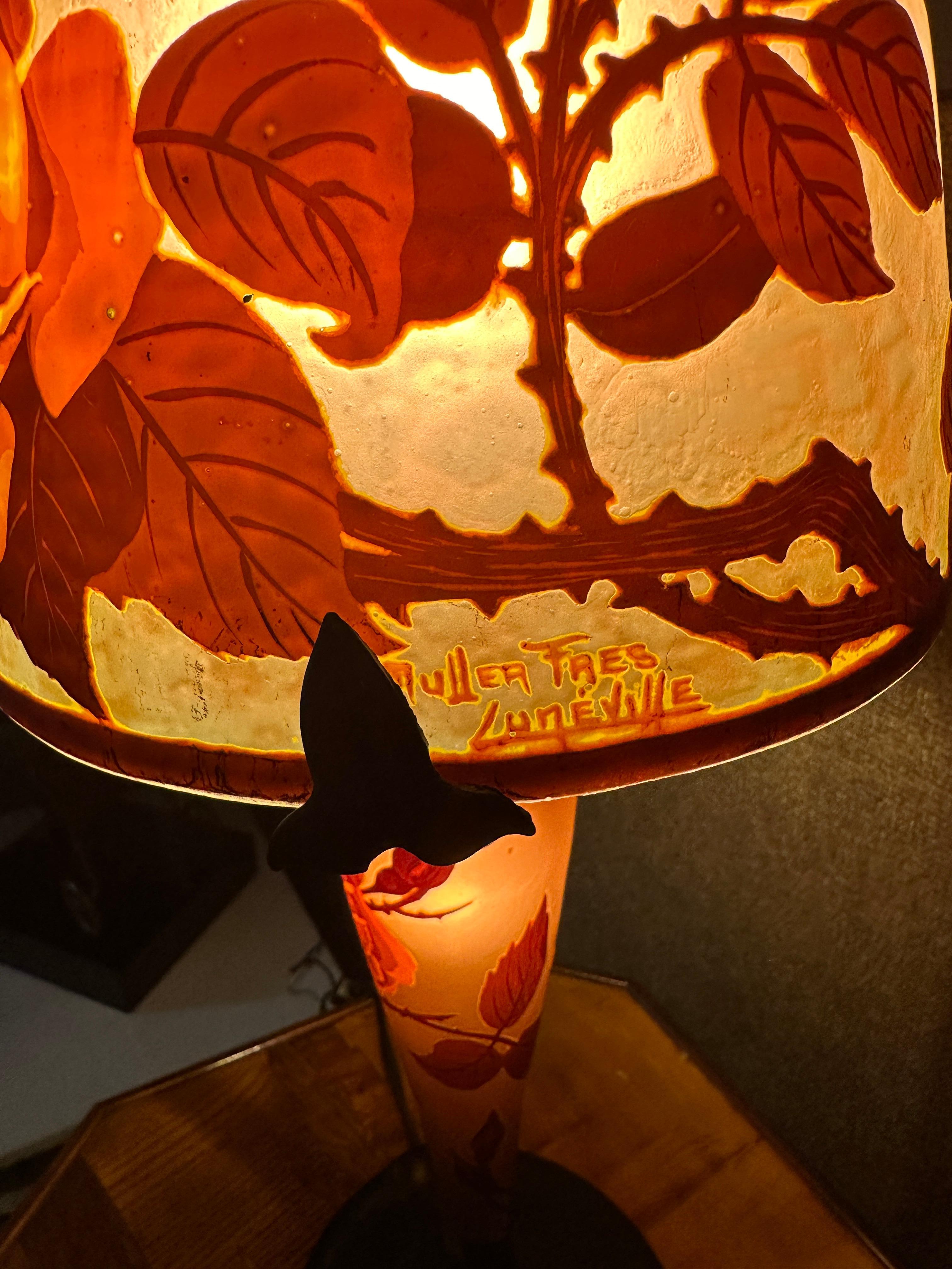 Muller Frères
Lampe de boudoir avec roses, 1910
Verre camée gravé à l'acide, métal forgé
20h x 8d in
Signé au bras et à la couverture de l'abat-jour.

Provenance :
Collectional, Midwest

La littérature :
Glass of Art Nouveau, Yoshimizu, quatrième de