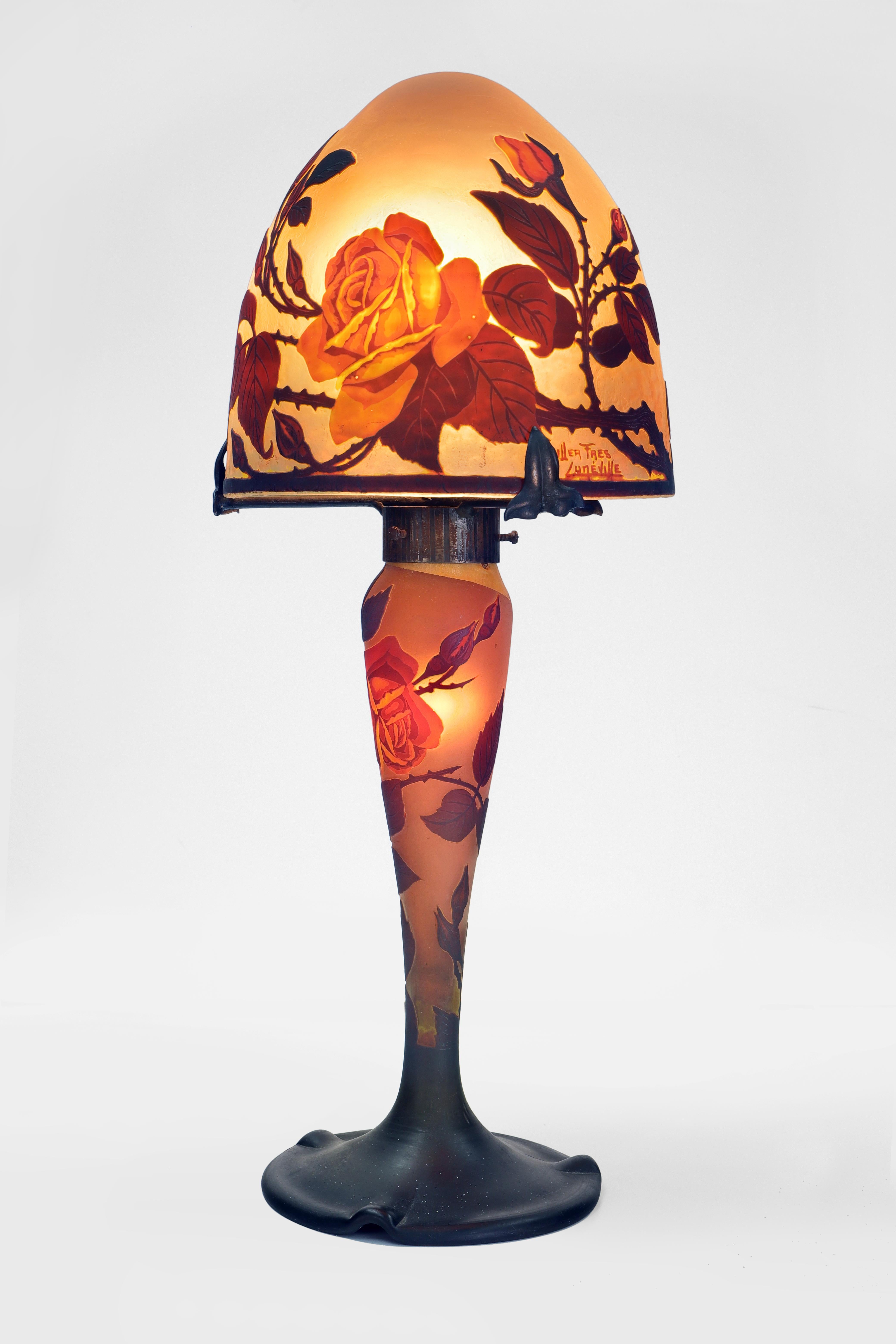 Boudoir-Lampe mit Rosen – Art von Muller Frères