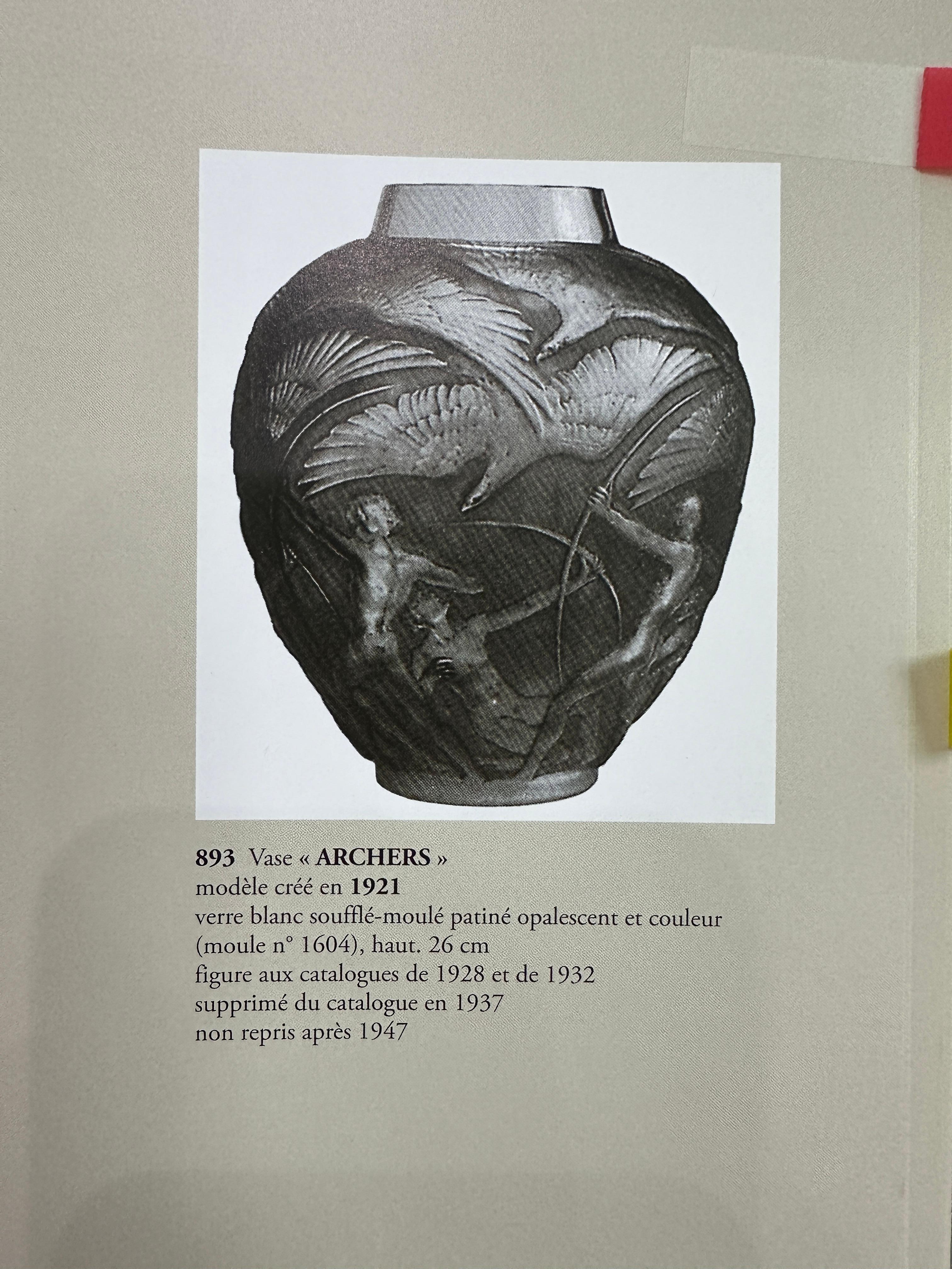 R. Lalique
Archers, 1921-1947
Verre blanc soufflé opalescent et coloré, patiné 
10 en
Parfait état