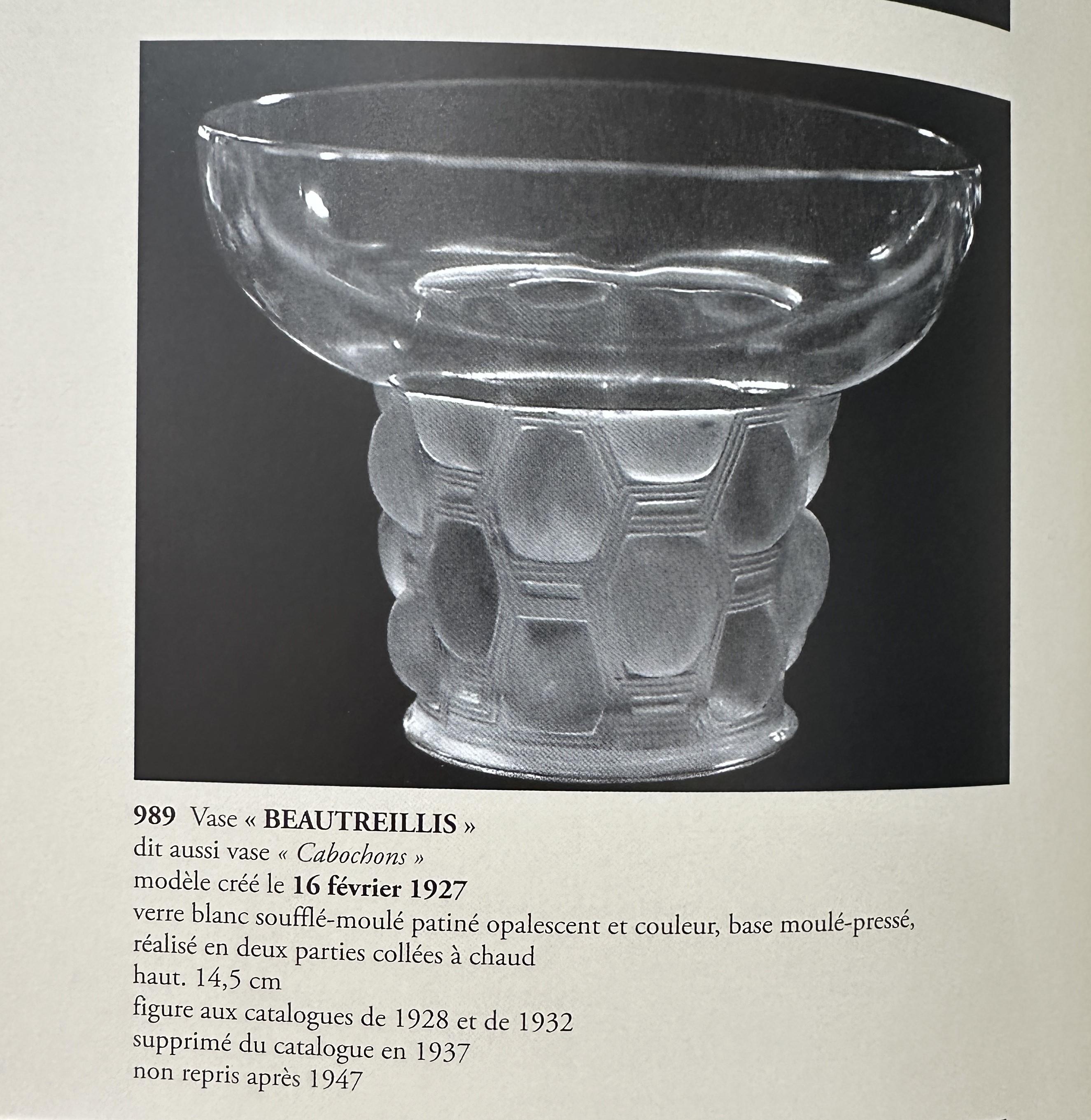 Rene Lalique
Fiore di Beautreillis Vaso opalescente
Vetro opalescente
5,5 x 7 in
Firmato in basso.
Condizioni perfette