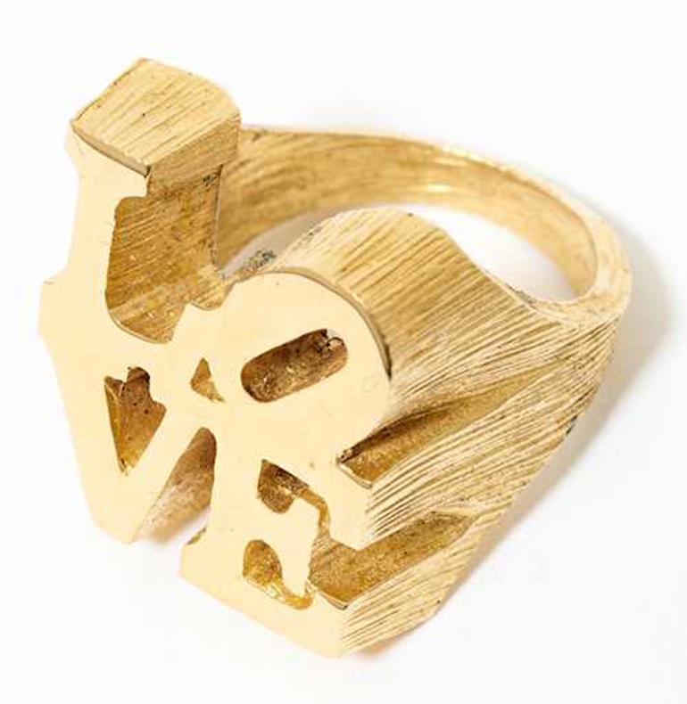 Robert Indiana
El Anillo del Amor. 1969.
Múltiple. Anillo chapado en oro. Diámetro 2 cm.
En caja original de Charles Revson, Nueva York.