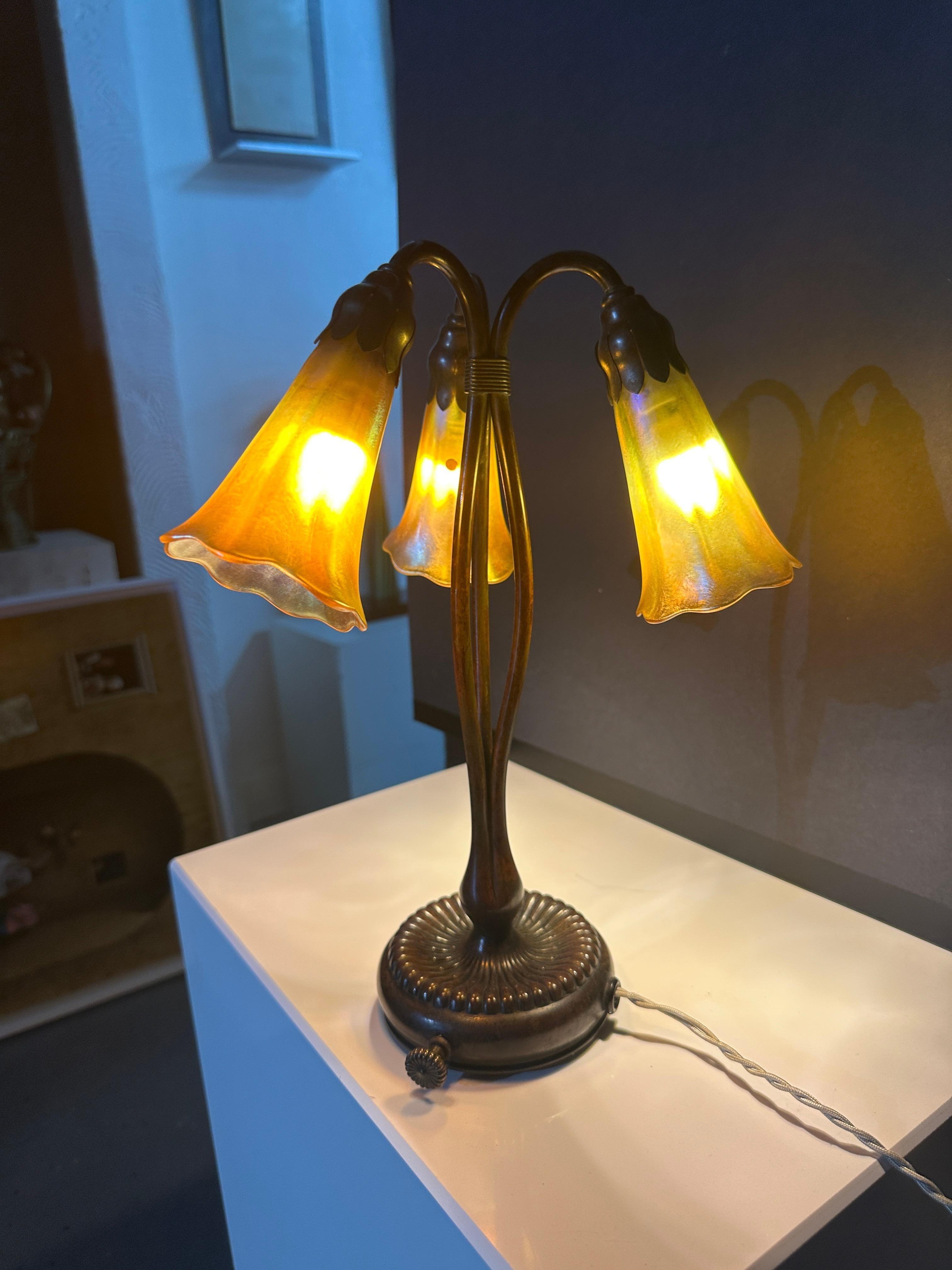 Three Light LILY Table Lamp 1900s For Sale 1