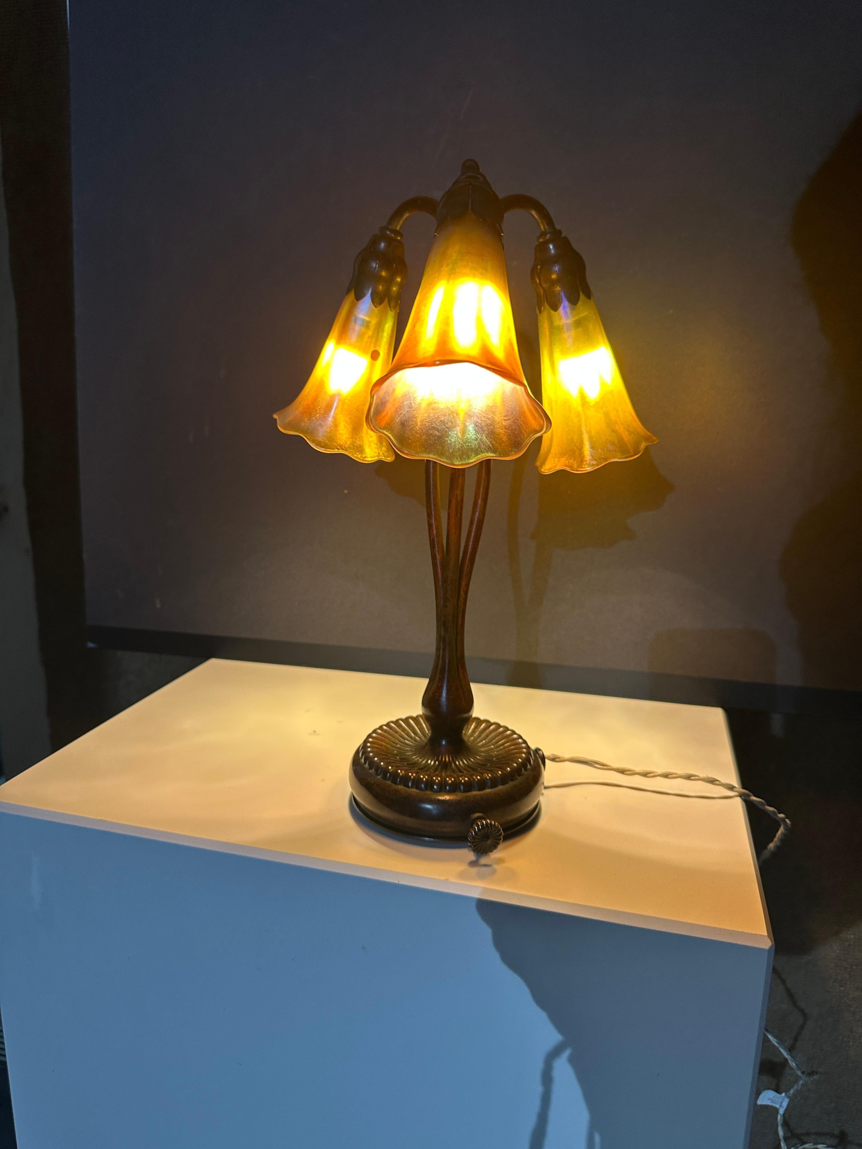 Three Light LILY Table Lamp 1900s For Sale 2