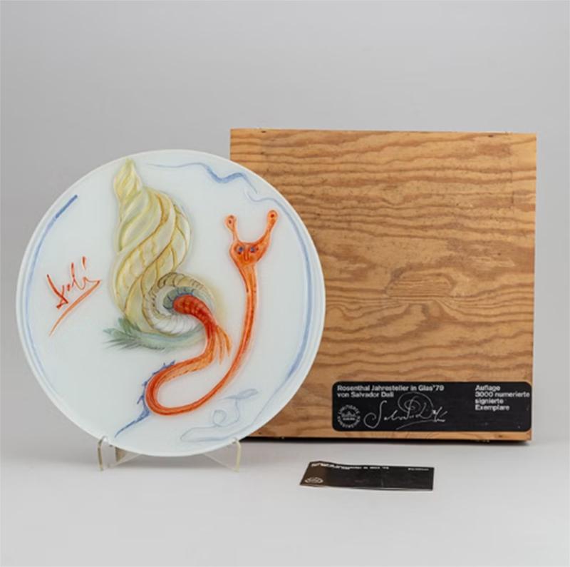 Salvador Dalí, un plato de cristal, para Rosenthal Studio Line, Alemania, Ed /3000, fechado en 1979.
En caja original, diámetro 36 cm.
Perfecto estado