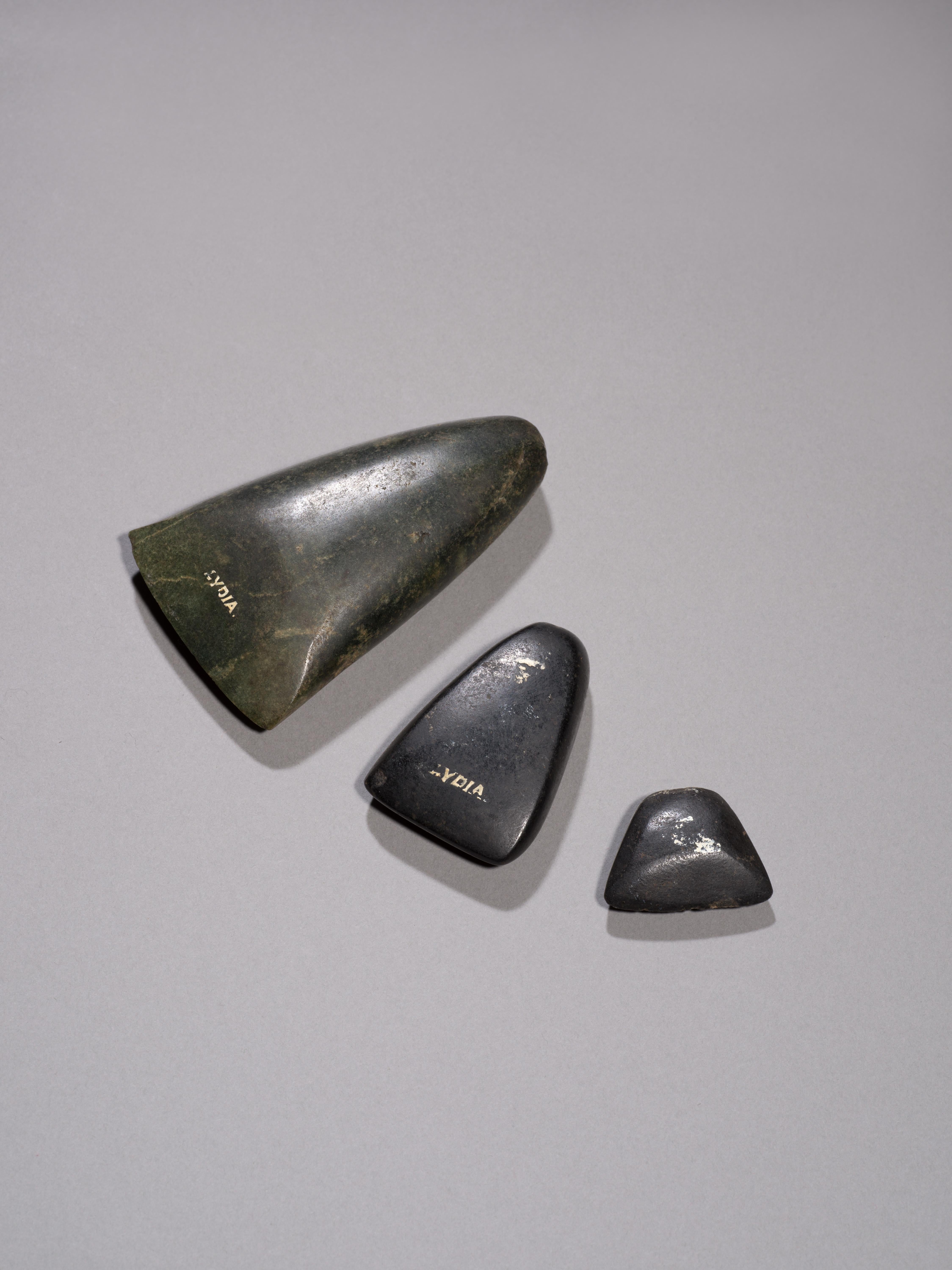 TRES CABEZAS DE HACHA DE PIEDRA PULIDA, EDAD DE BRONCE, ASIA MENOR, HACIA EL 3ER MILENIO A.C.