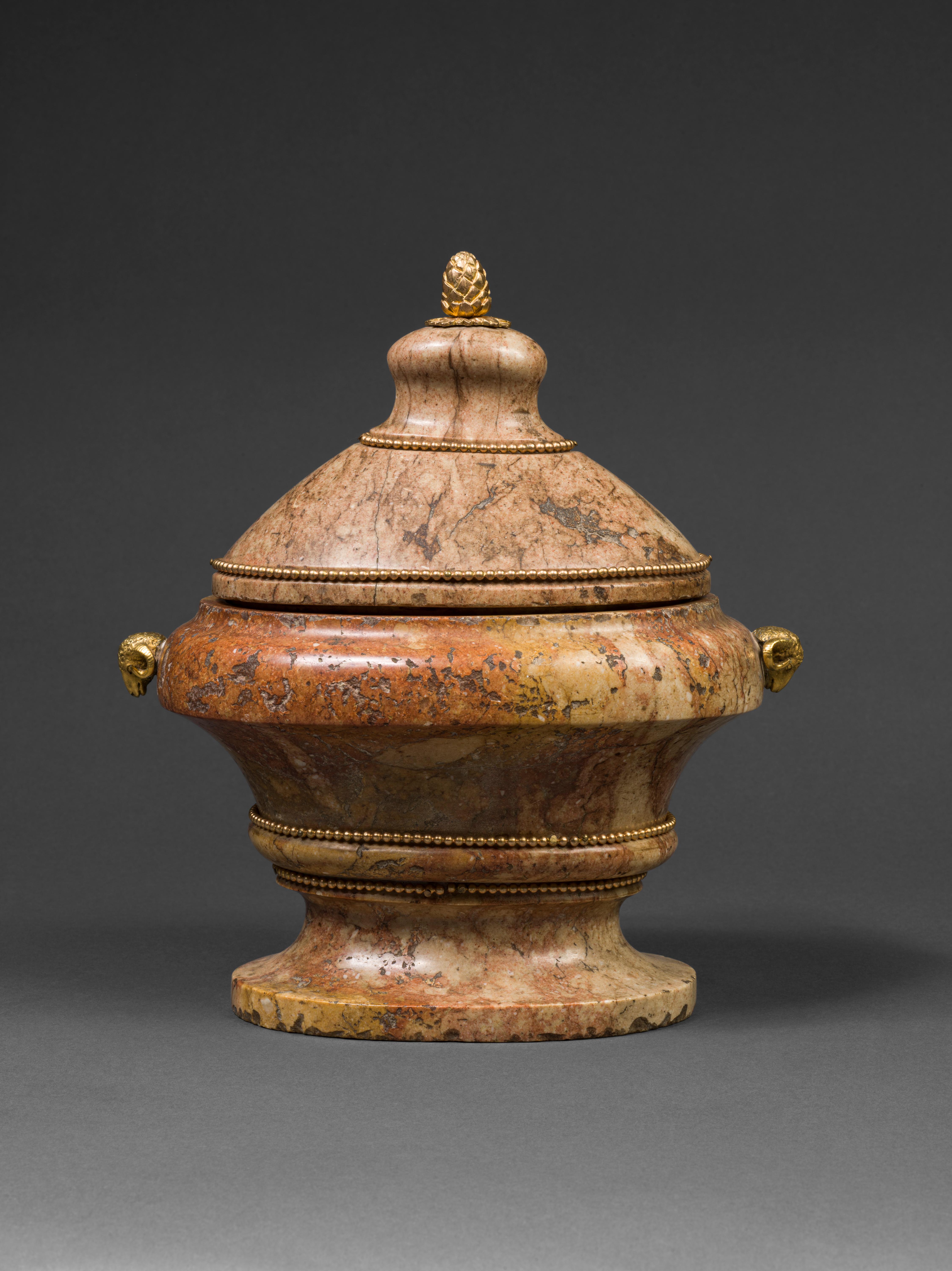 Italienische Urne aus rosa Marmor des 18. Jahrhunderts mit Deckel und Bronzebeschlägen
