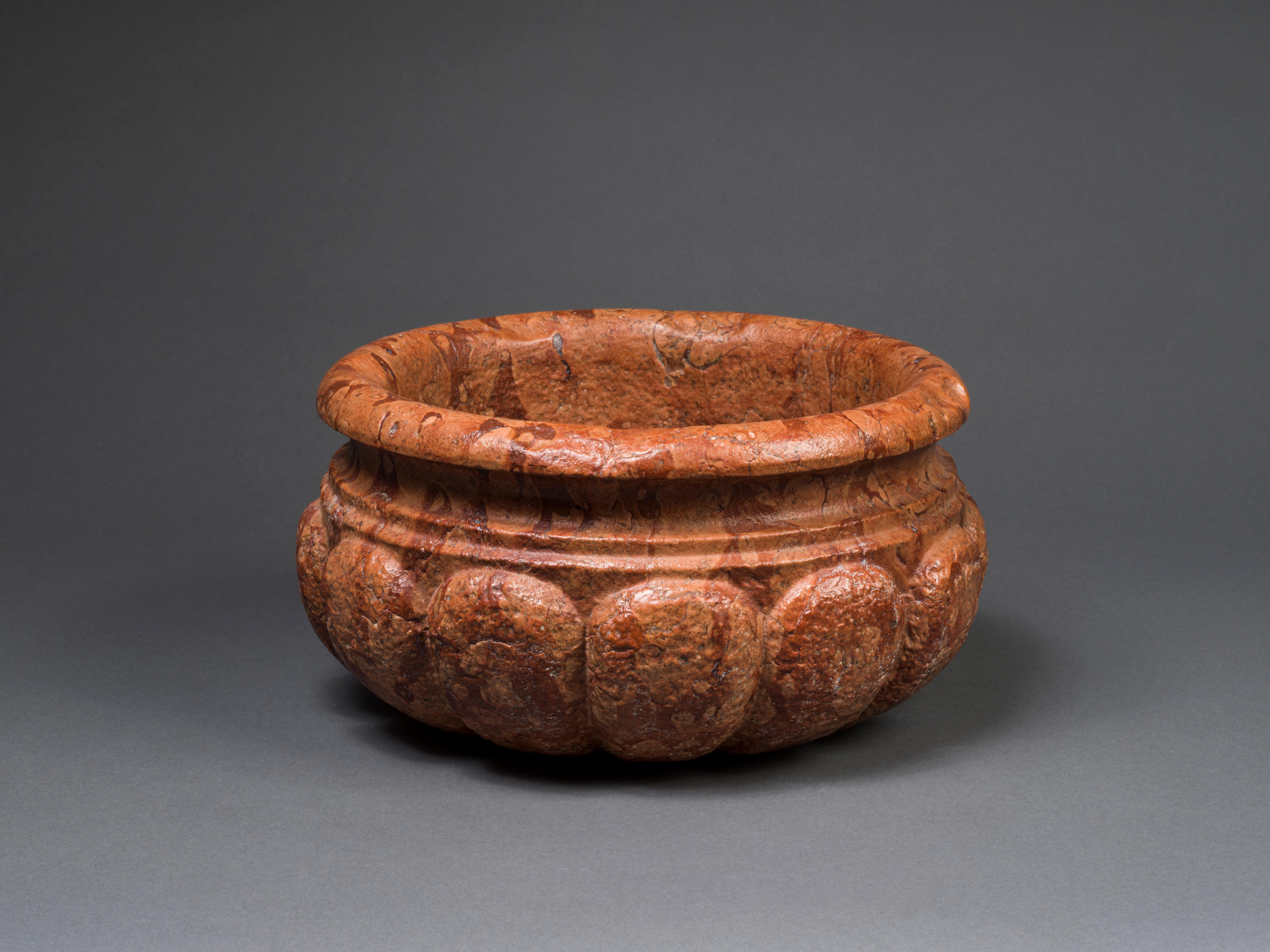 Italienische runde Breccia-Vase des 18. Jahrhunderts, wahrscheinlich in Rom geschnitzt