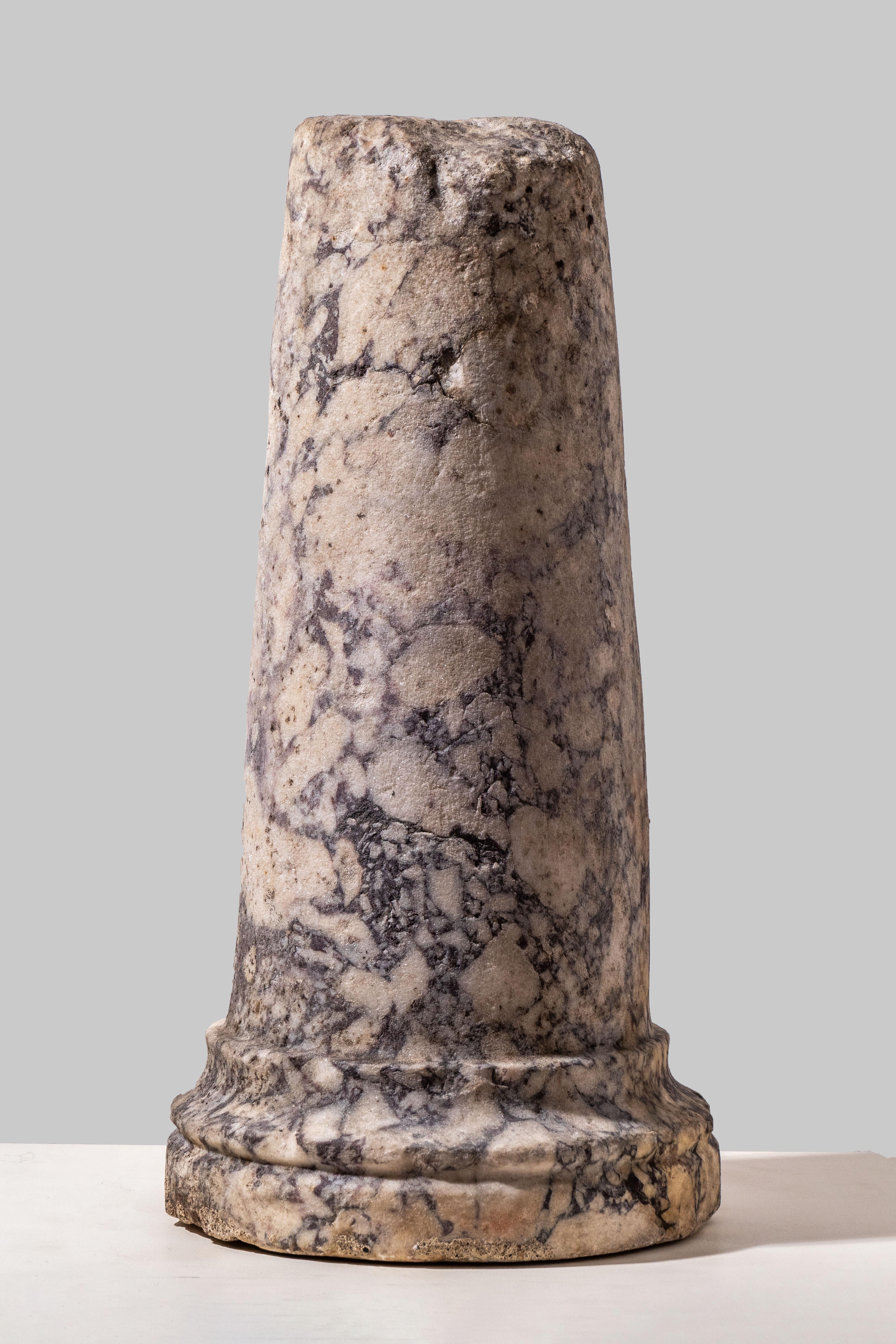 BRECCIA FRAGMENT PLINTH
Italy, 18th Century
Breccia medicea

55 x d 25 cm
21 3/4 x d 9 3/4 in