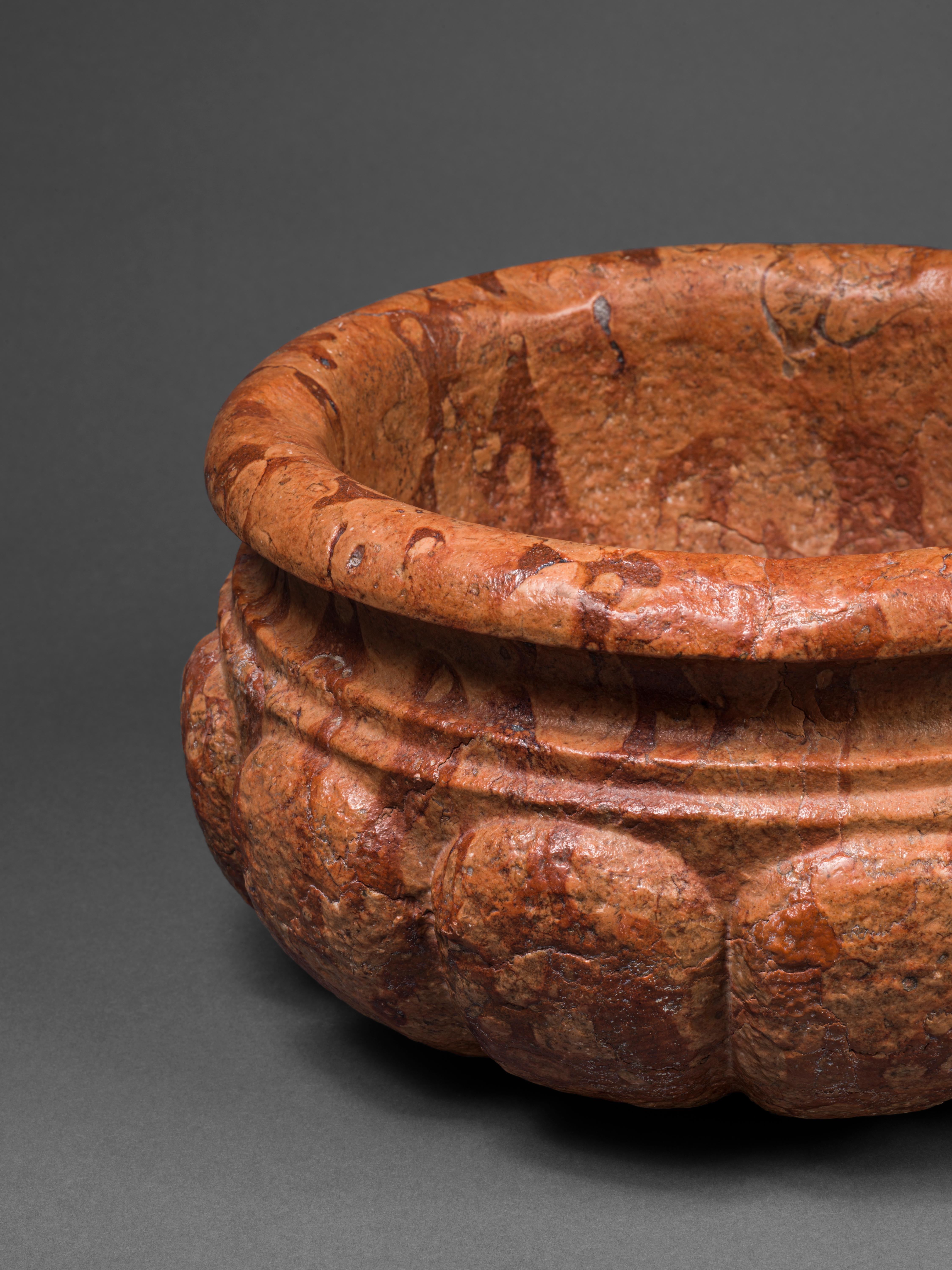 Italienische runde Breccia-Vase des 18. Jahrhunderts, wahrscheinlich in Rom geschnitzt – Sculpture von Unknown