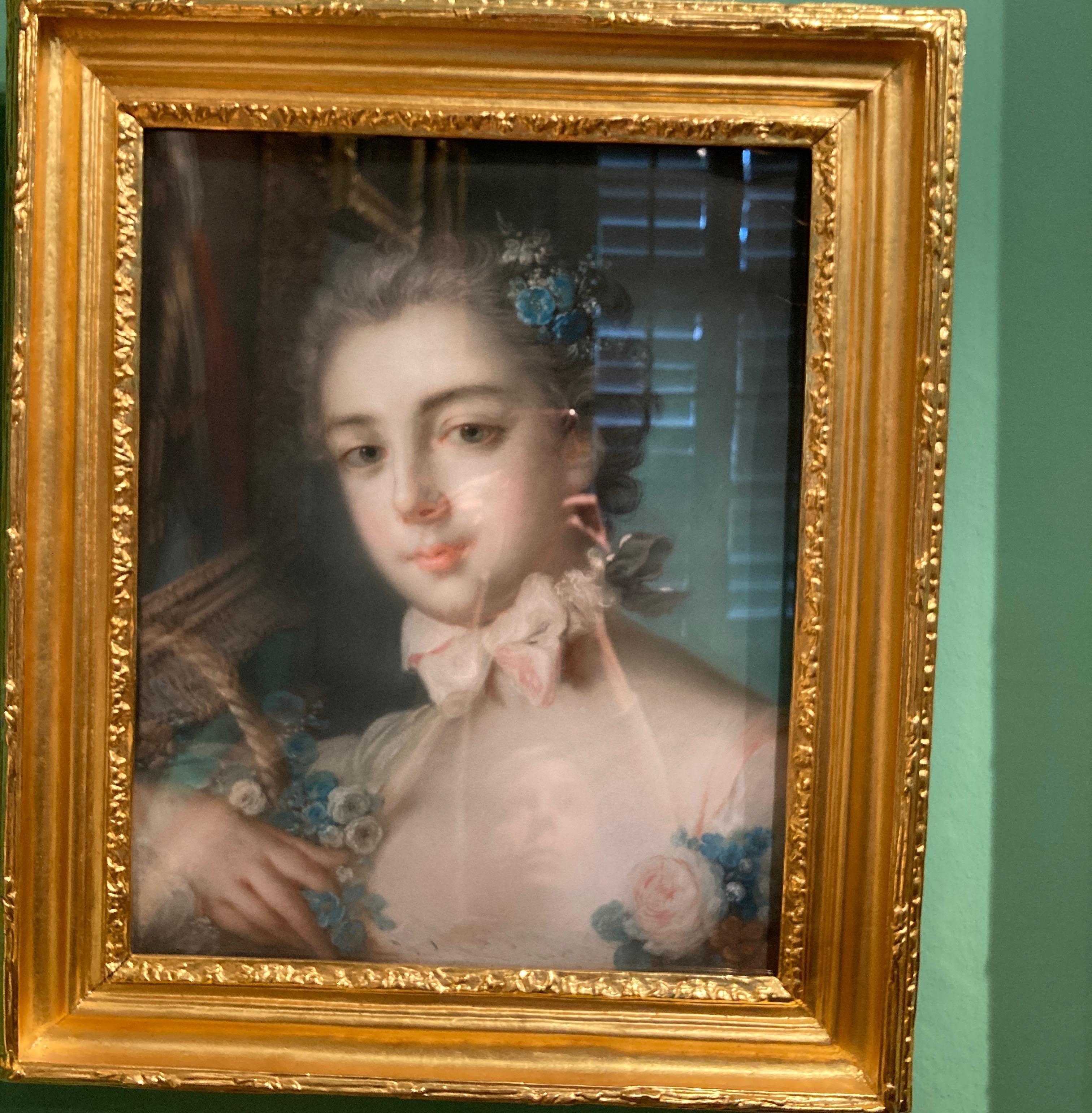 Portrait de la fille de François Boucher, Marie-Émilie Baudouin, tenant un panier de fleurs. Pastel sur parchemin. L'œuvre est apparentée à un portrait ovale de François Boucher représentant sa fille tenant un petit oiseau. (75,5 cm x  65 cm, Musée
