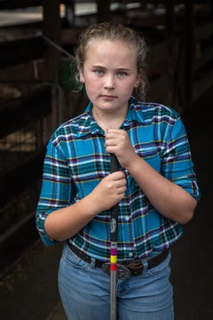 « Girl with Stock Prod, Cummington Fair » - Photographie documentaire du sud de la foire