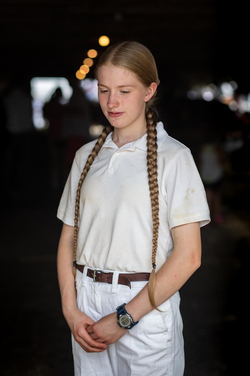 Mark Cáceres Color Photograph – „“Mädchen mit geflochtenem Haar, Cummington Fair““ – Südamerikanische Porträtfotografie