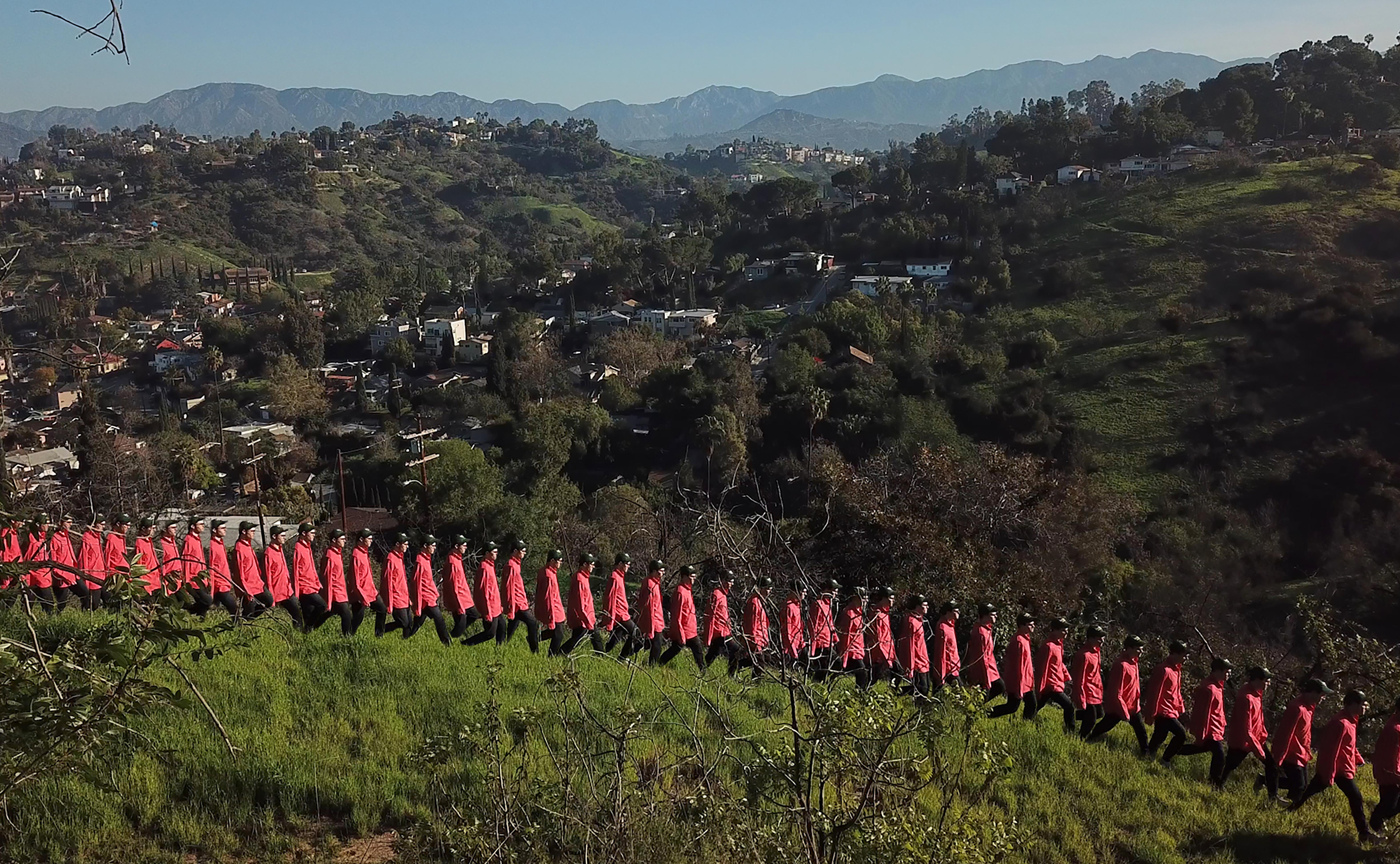 ""Walking Line in the Hills of LA"" Figurative Landschaftsfotografie - Goldsworthy