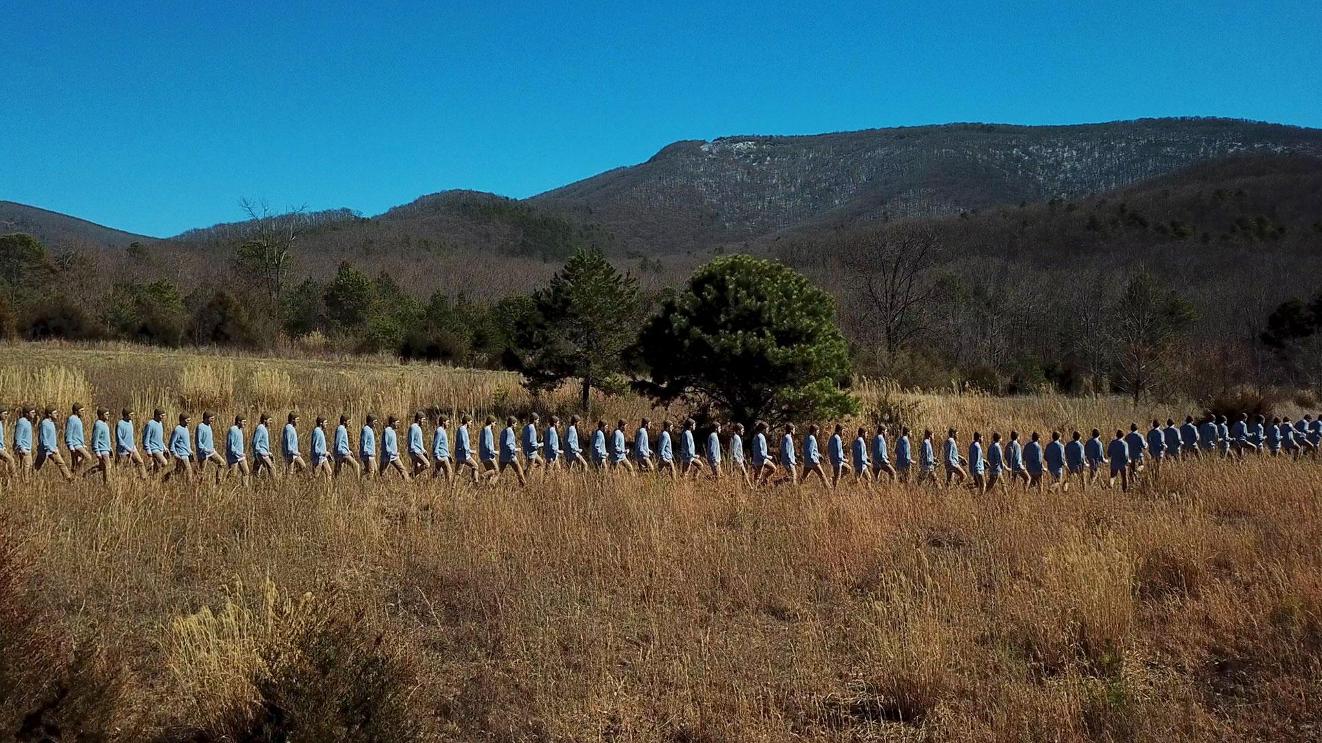 Andrew Herzog Landscape Photograph – ""Walking Line in the Valley in Crimora"" - Landschaftsfotografie - Goldsworthy