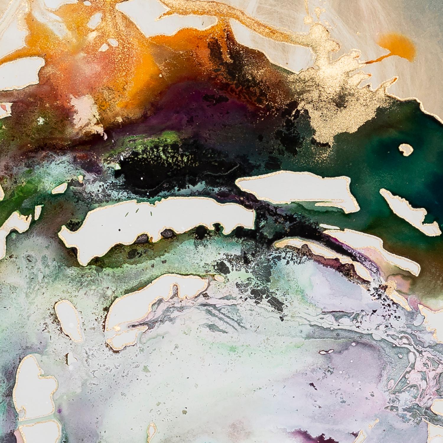 „Corona 2“ – Abstrakte Natur – Mixed Media – Cyanotypie – Kapoor – Art von Caroline Bullock