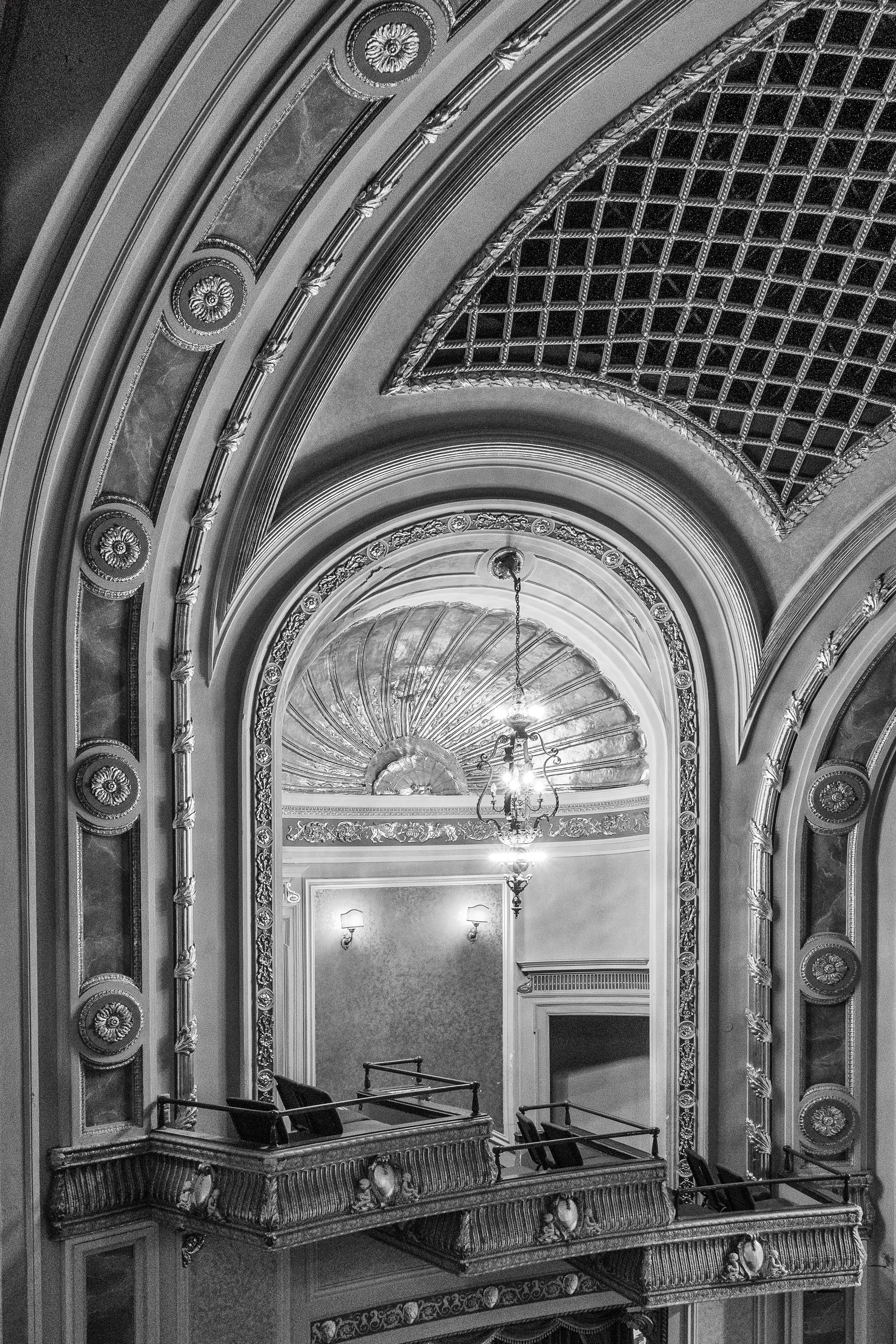 Myrtie Cope Black and White Photograph – ""Tivoli Theater, Loggia"" - Architekturfotografie - Ezra Stoller