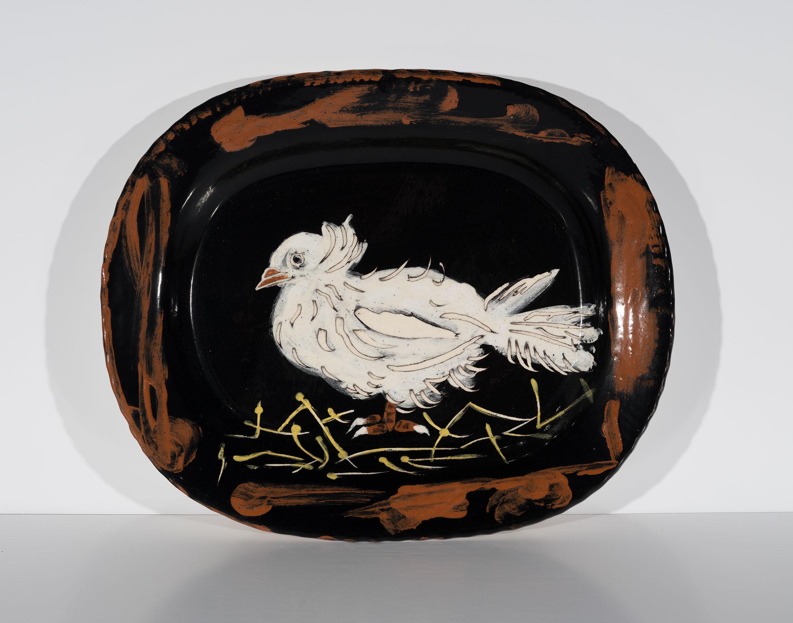 "AR 79 - Colombe sur un lit de paille" 1949 plat en terre cuite blanche de Pablo Picasso.