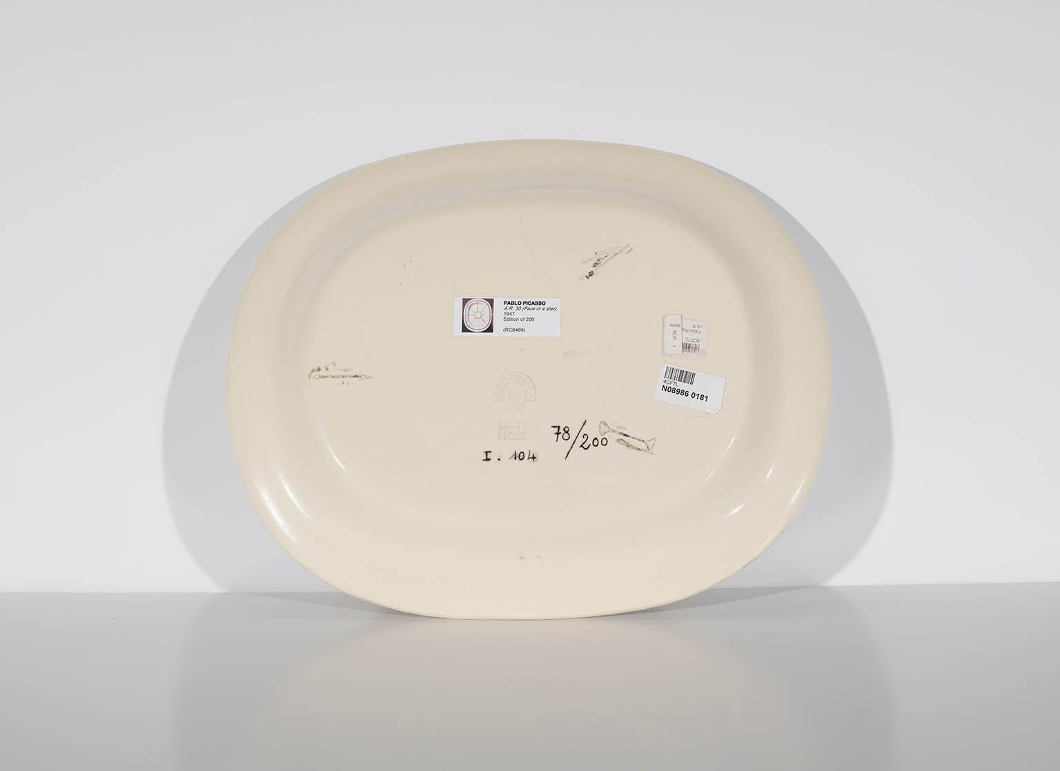 Plat en faïence blanche « AR 30 - Face in a star » de l'artiste Pablo Picasso en vente 1