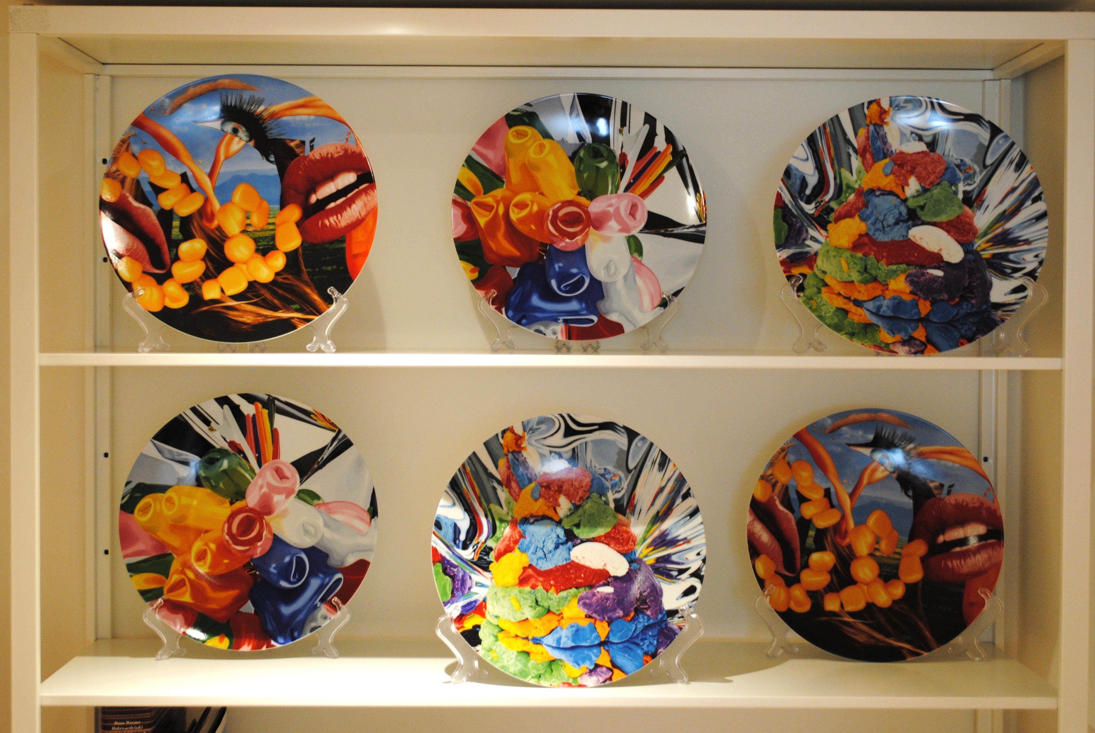 Coupe Plate Play D'Oh, Tulips, Lips - Jeff Koons, Contemporary Art, 21st Century, Porcelain Multiple, Limited Edition, Decor, Tableware

Screen-printed Limoges porcelain plate
Edition of 2500
Signed and numbered on verso
In mint condition
In the