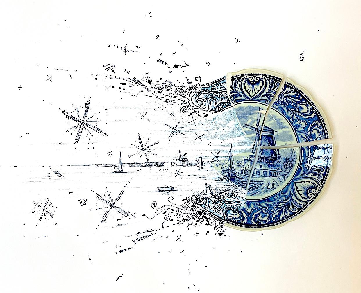 Fragmentiert in Blau mit Windmühlen, Brücke und Booten – Mixed Media Art von Robert Strati