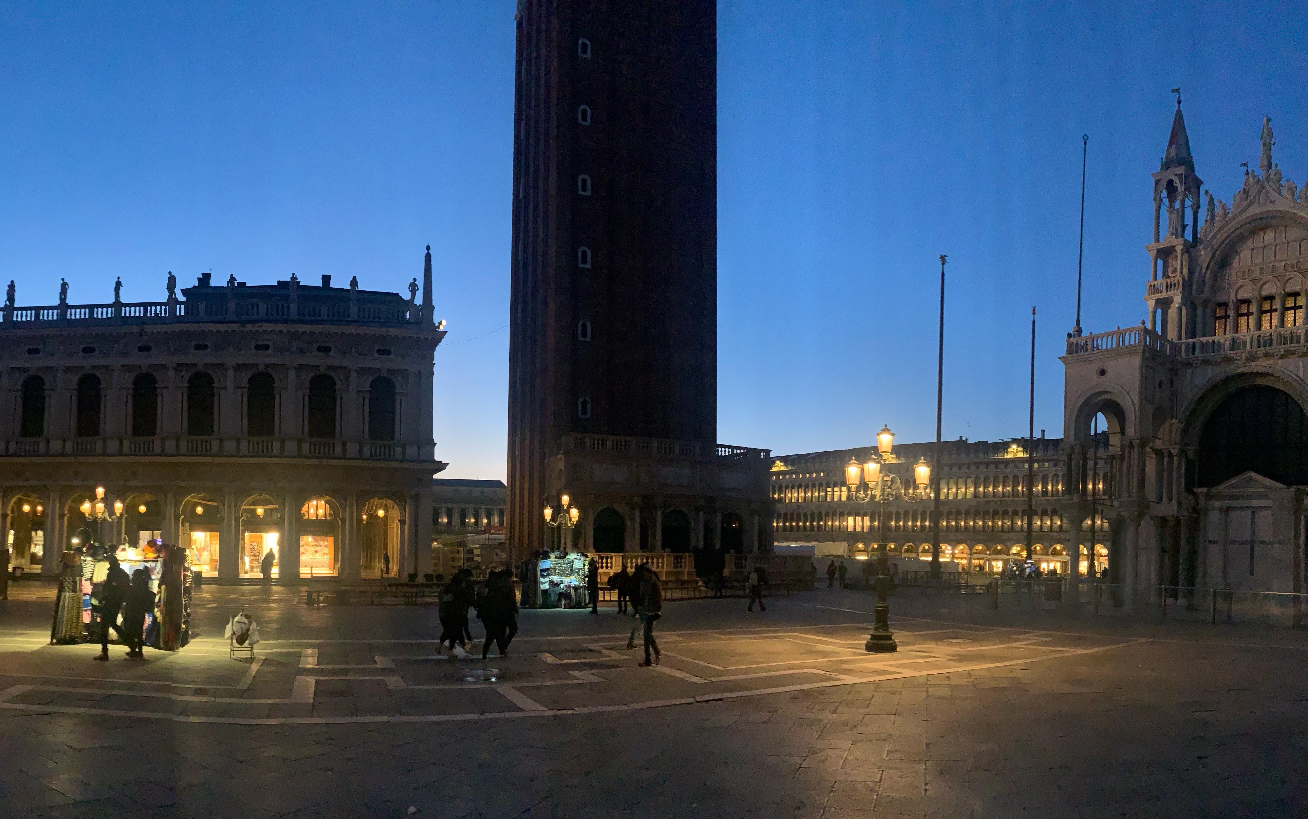 Ansicht von Piazza San Marco, eine Tempera, signiert von Giacomo Guardi (1764 - 1835) im Angebot 4