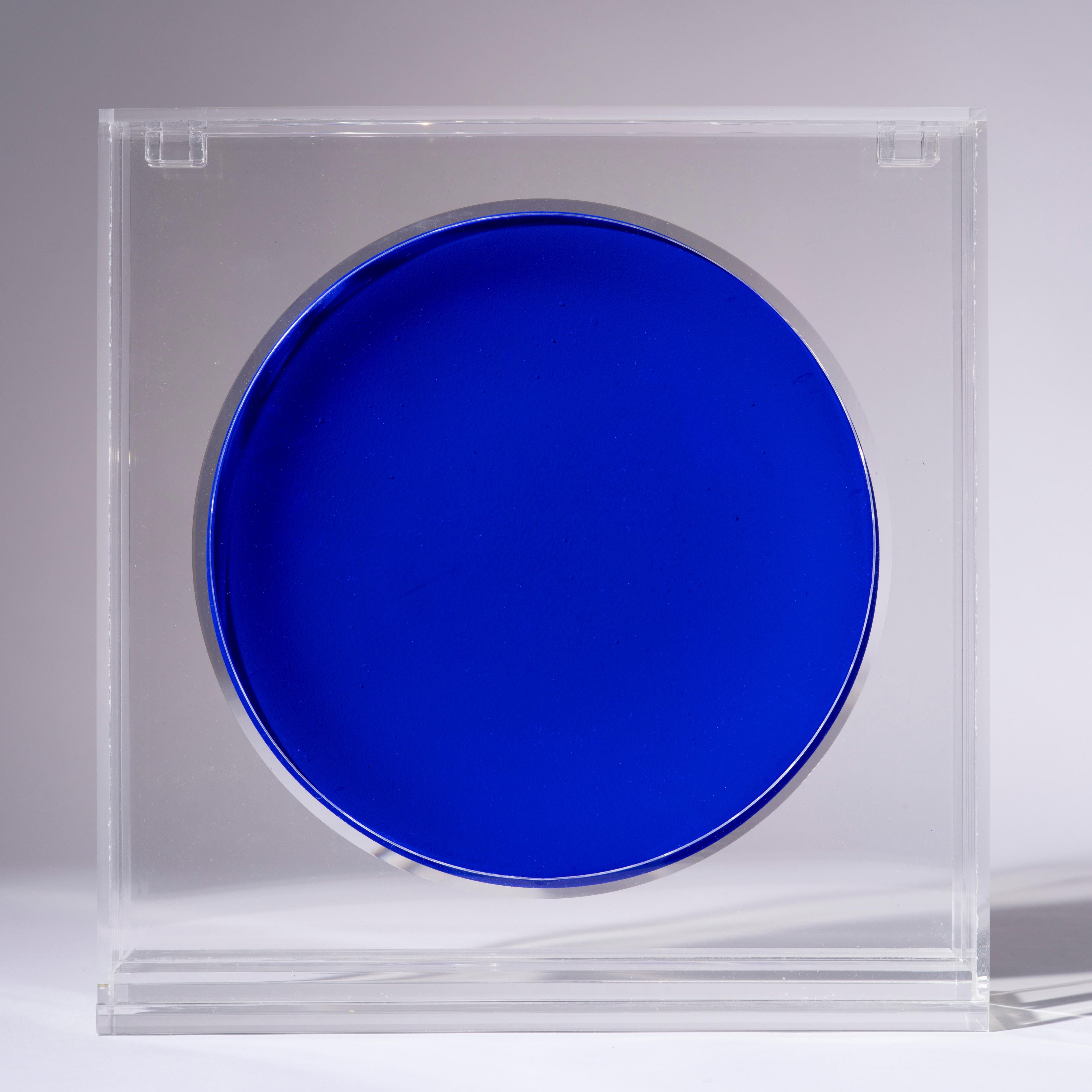 Assiette bleue sans titre (IKB 54) - Moderne Art par Yves Klein