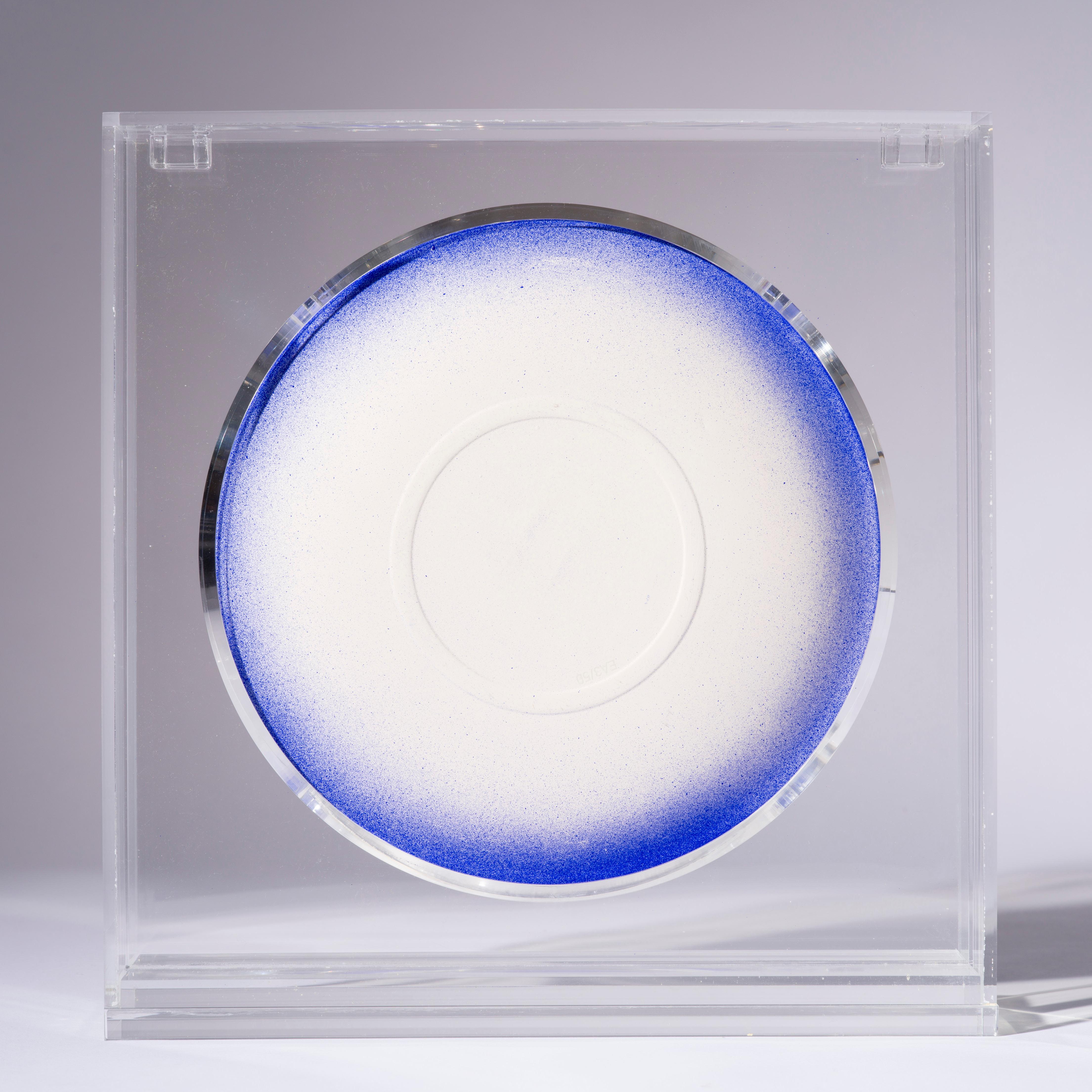 L'Assiette bleue sans titre (IKB 54) a été réalisée en 1957 à un moment charnière de la carrière d'Yves Klein, l'année même où il met au point la production de la matière-couleur qu'il appellera IKB (International Klein Blue), caractéristique des