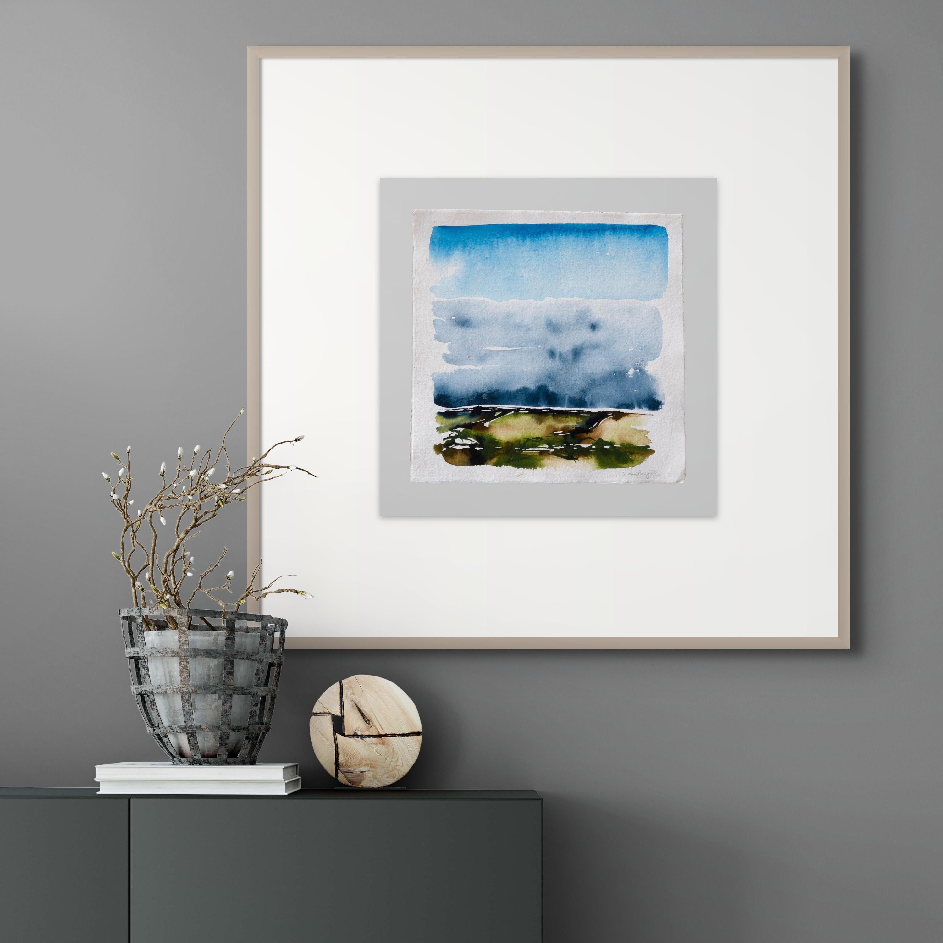 Le brouillard d'automne approche. Paysage contemporain nuages bleus ciel bleus verts bruns - Contemporain Painting par Sophia Milligan