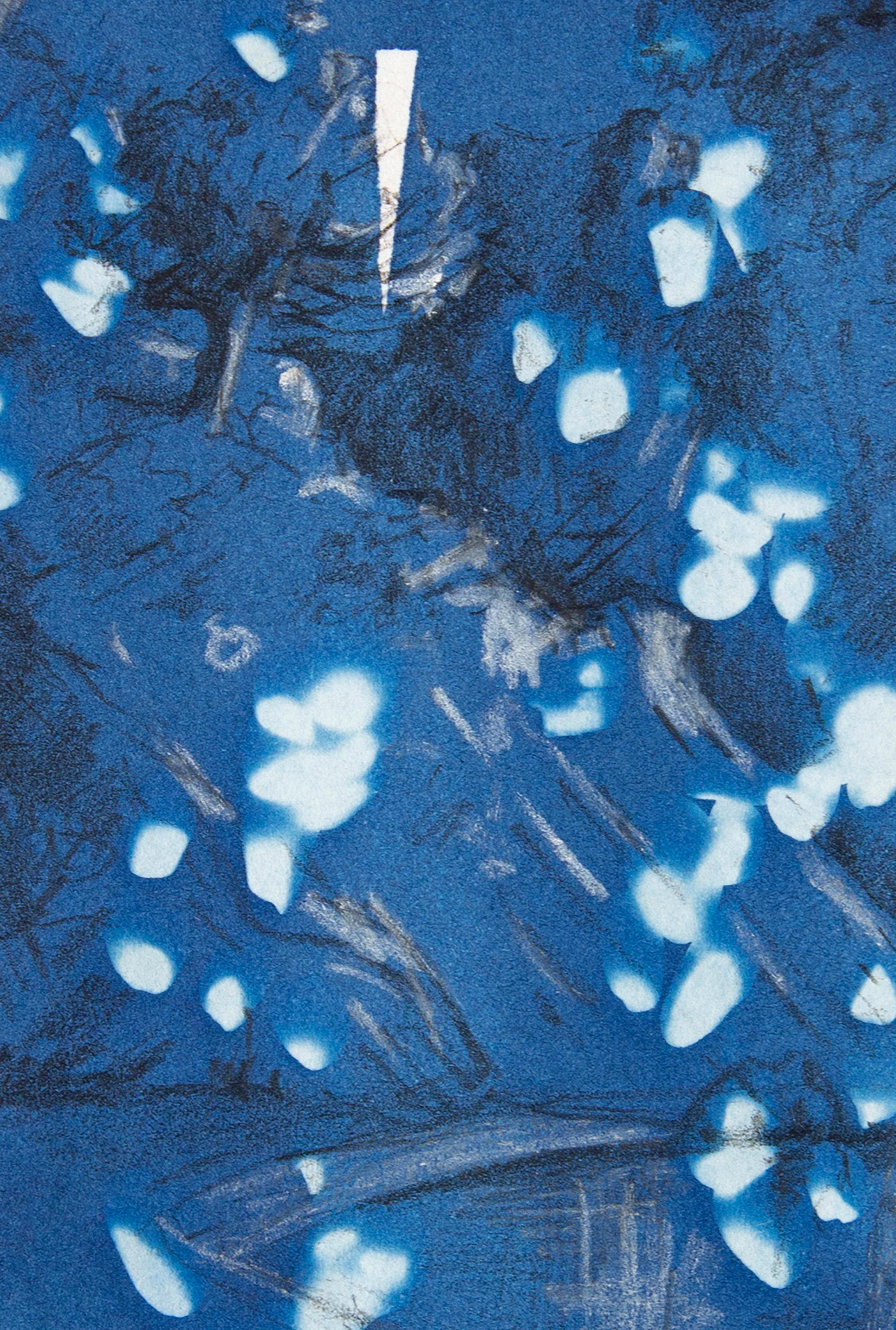 « Guijarros y Luz ». Peinture de paysage en techniques mixtes, dessin - Bleu Abstract Drawing par Sophia Milligan