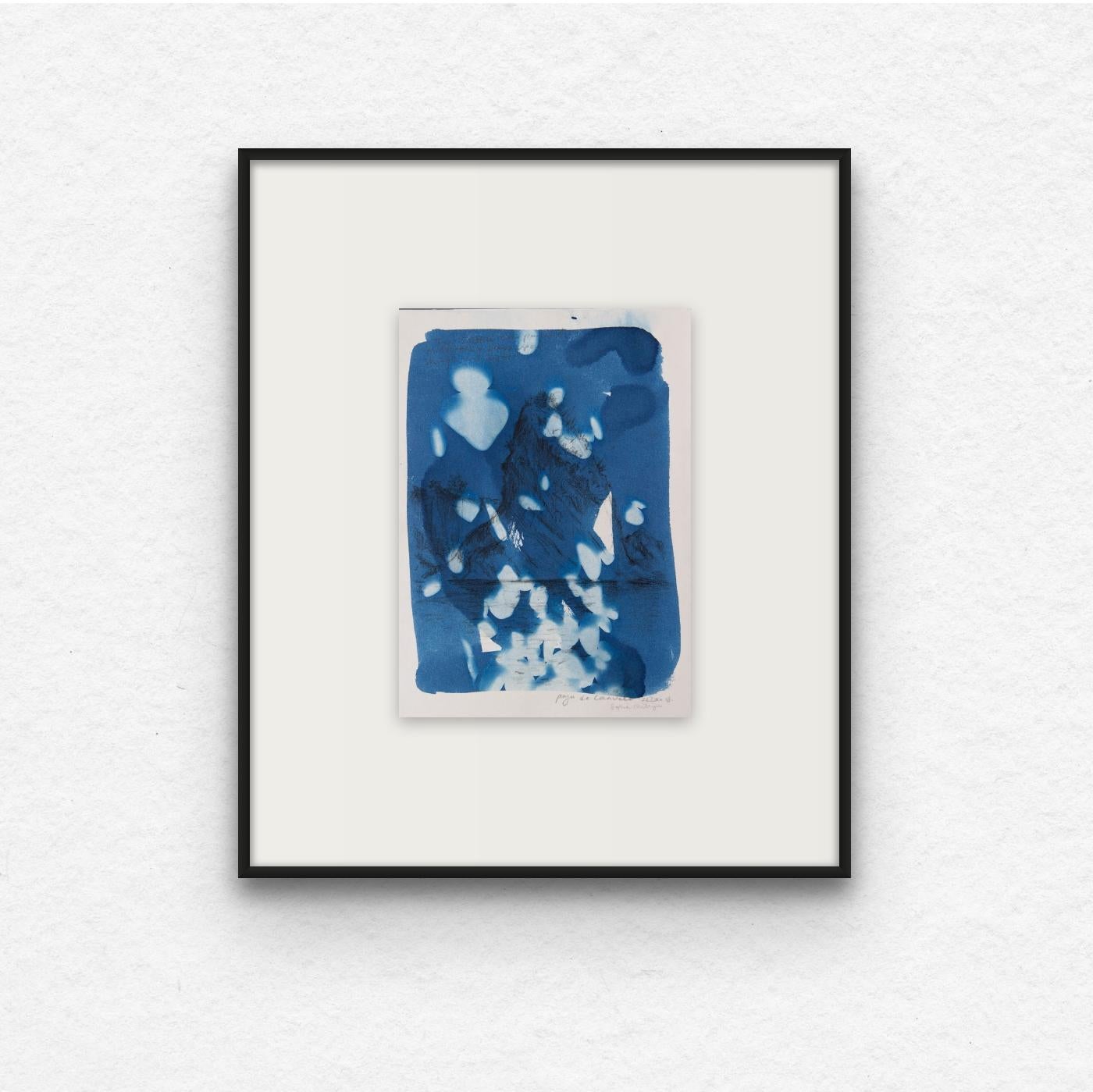 « Guijarros y Agua ». Peinture de paysage en techniques mixtes, dessin - Bleu Abstract Drawing par Sophia Milligan