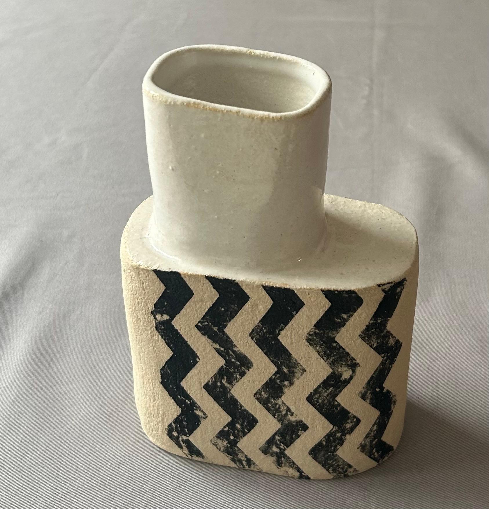 Vase contemporain fait main - Contemporain Art par Unknown
