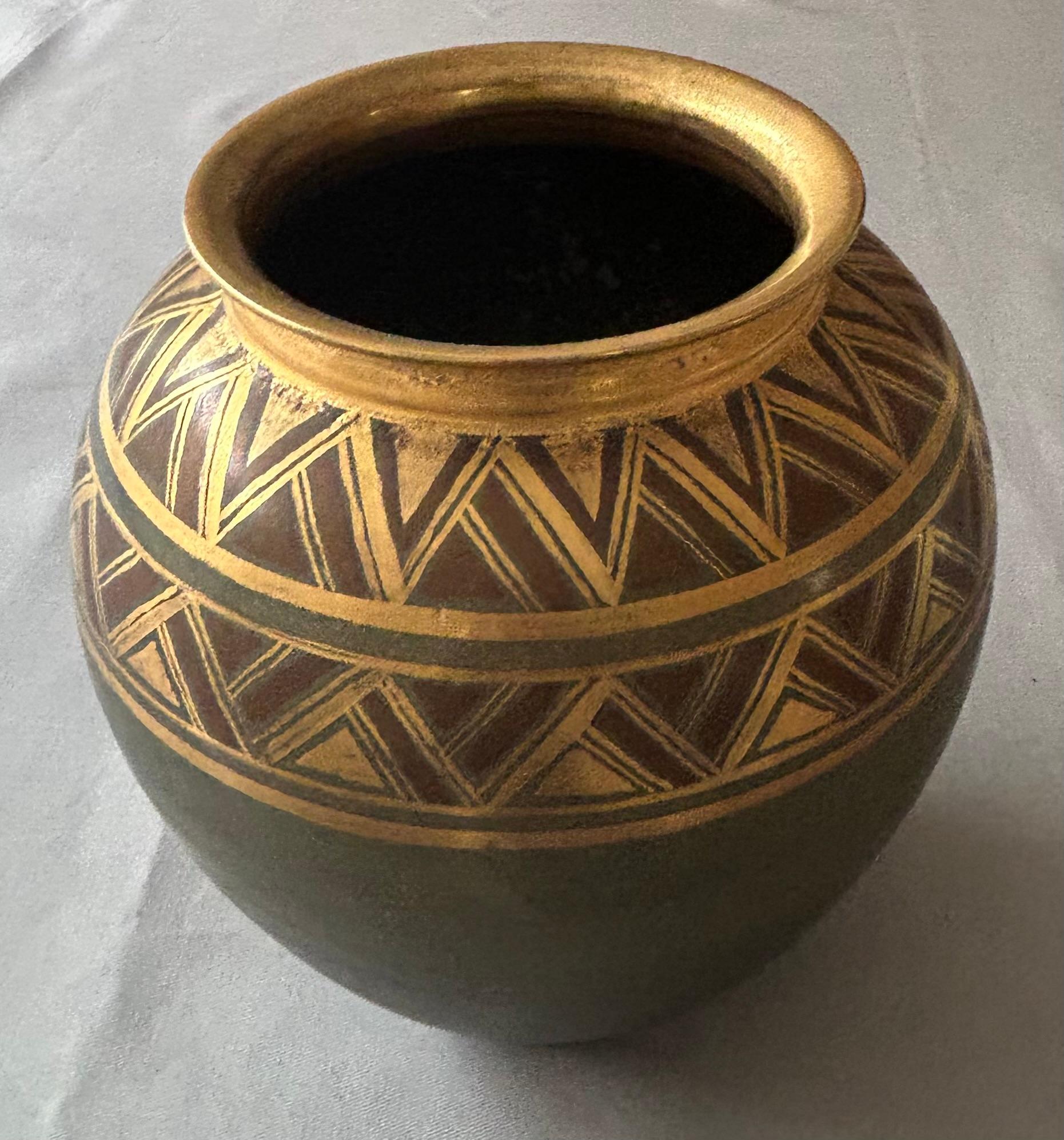 Vaso a balaustro con decorazione dorata Chevron - Art di Bridget Drakeford