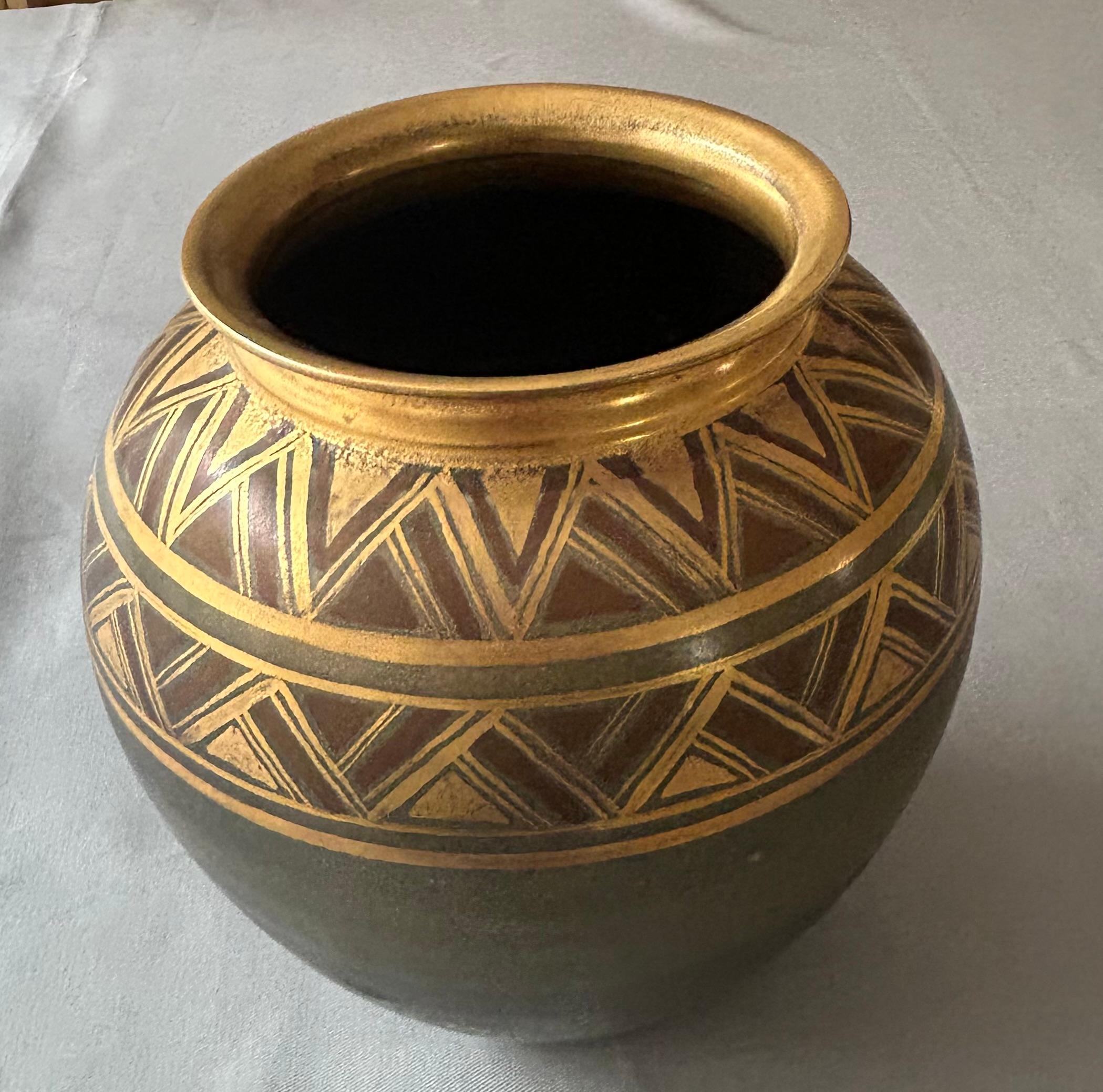 Vaso a balaustro con decorazione dorata Chevron in vendita 3