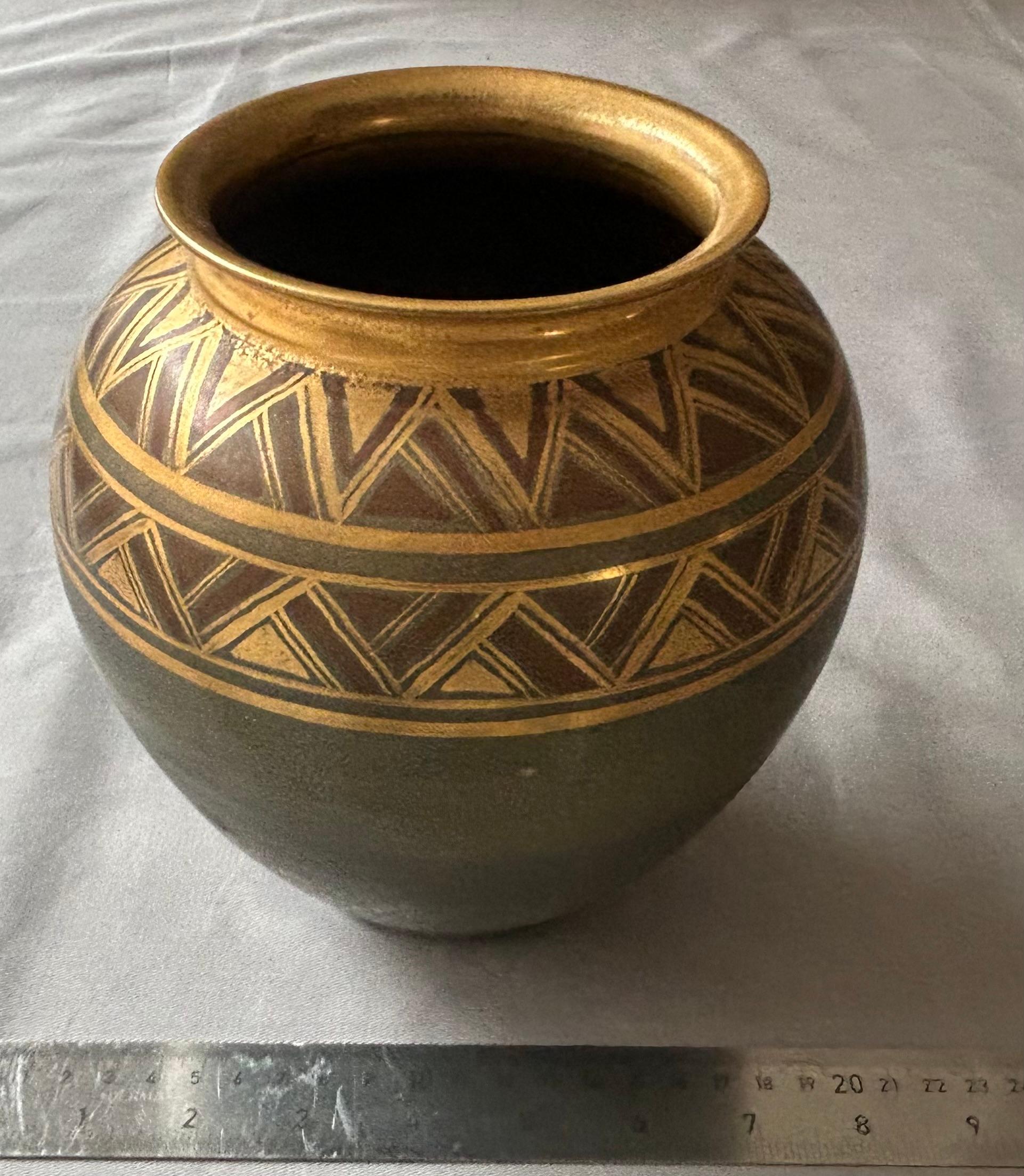 Vaso a balaustro con decorazione dorata Chevron in vendita 2