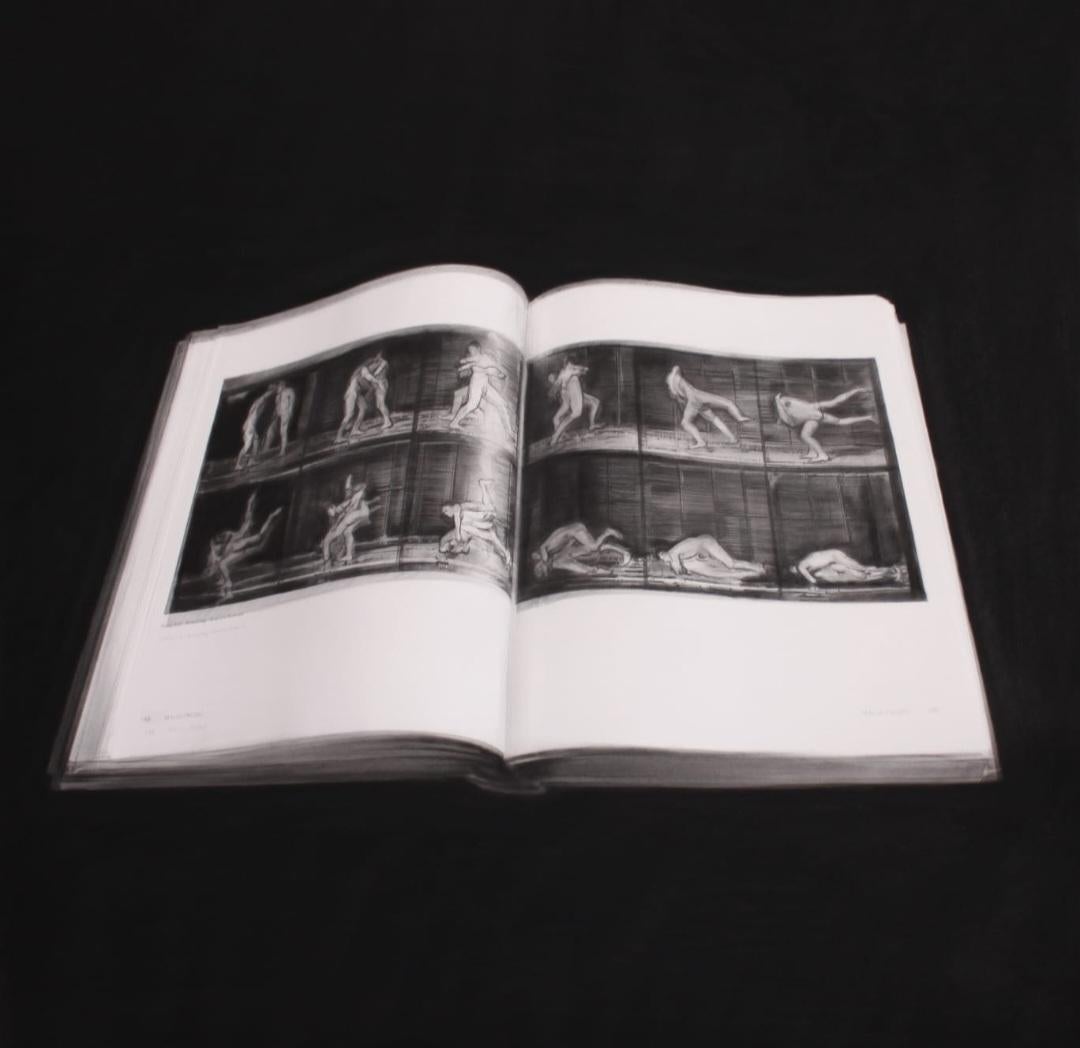 Henk Serfontein Still-Life – Hyperrealistische Kohle auf Archivpapier Stillleben-Kunstwerk „Turning Pages II“