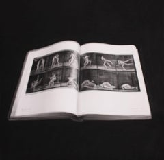 Hyperrealistische Kohle auf Archivpapier Stillleben-Kunstwerk „Turning Pages II“