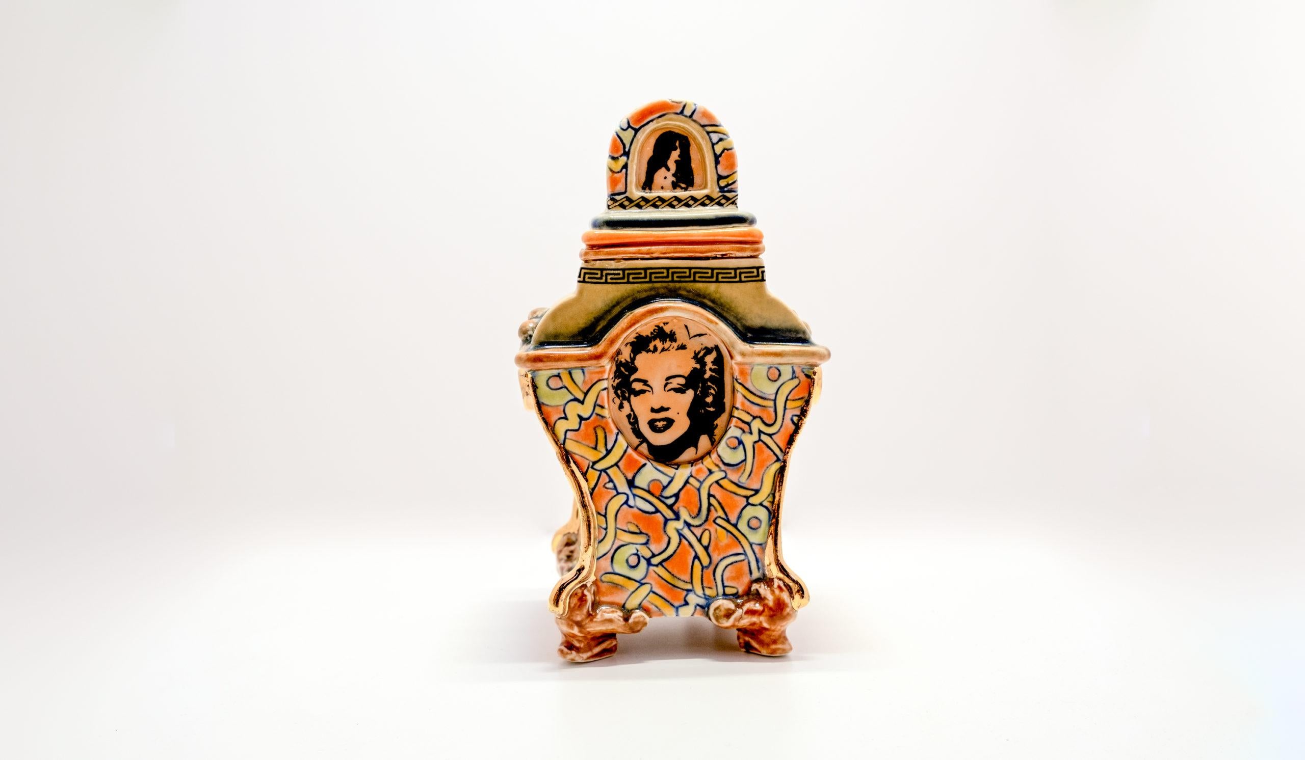 Dies ist ein einzigartiges, funktionales Gefäß des Künstlers Ron Carlson aus San Diego. Auf diesem Behälter mit Deckel ist die amerikanische Popkultur-Ikone Marilyn Monroe abgebildet. Dieses Keramikgefäß ist orange mit Grüntönen und ist 6,5 Zoll