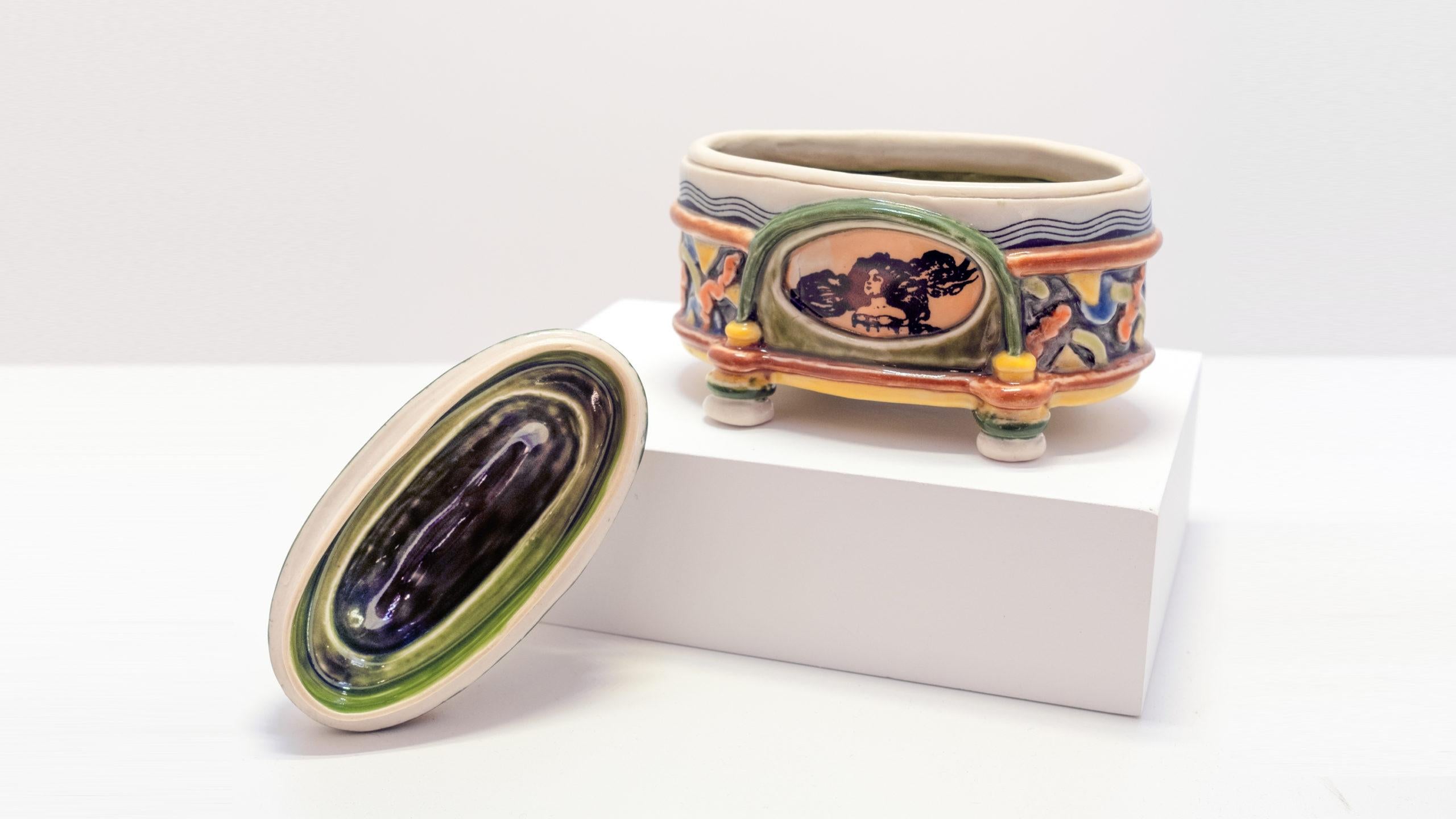 Buntes Keramikgefäß mit runden Deckeln  – Art von Ron Carlson