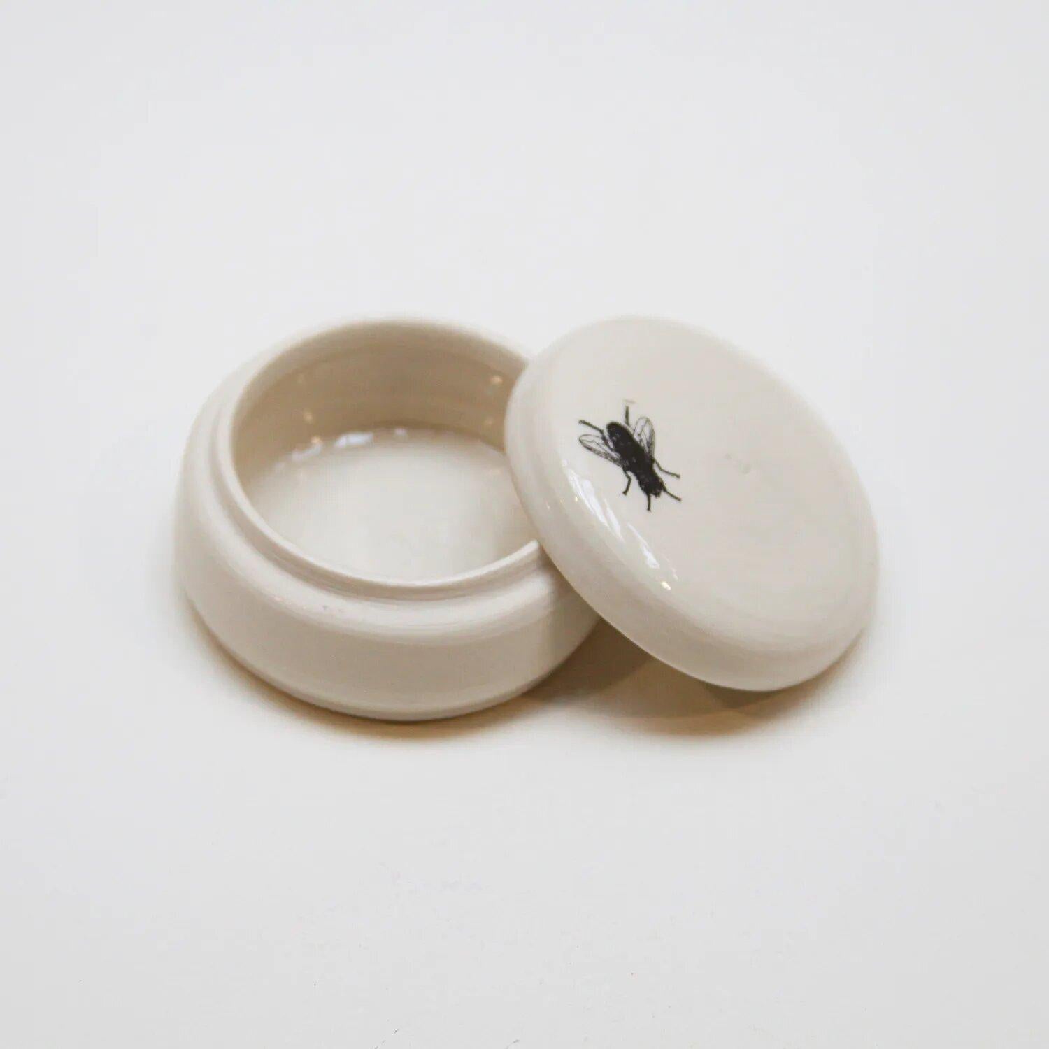 Functional Ceramic Mini Fly Lidded Container - Réalisme Art par Ron Carlson