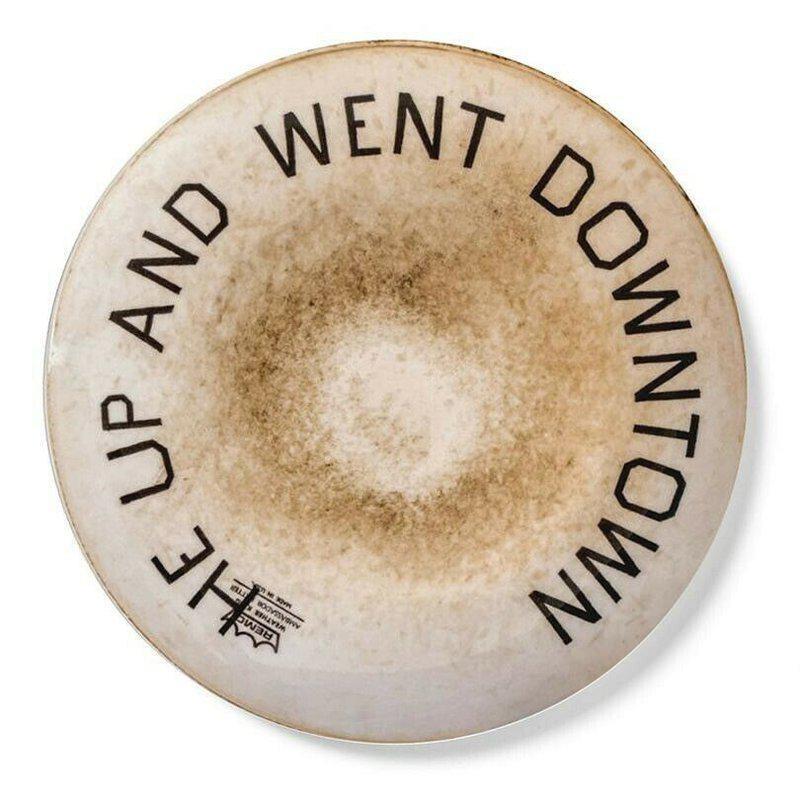 Ed Ruscha, He Up and Went Downtown, Porcelain Plate, 2020

Porcelain plate
From a limited edition of 175 
10.5 × 10.5 in (26.7 × 26.7 cm)

NOTES: The only edition to date from Ruscha's 'Drum Skins' series. Ed Ruscha: Drum Skins debuts a new body of
