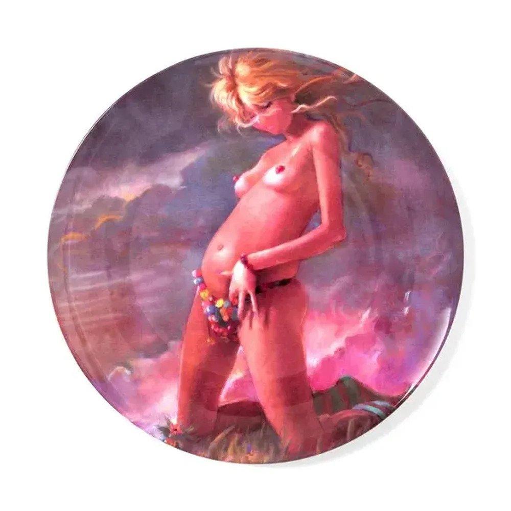 Halb  Familie von 

Lisa Yuskavage

Lisa Yuskavage ist eine amerikanische Malerin, die für ihre provokanten und stark stilisierten figurativen Werke bekannt ist, die Themen wie Sexualität und Weiblichkeit mit einer Mischung aus Realismus und