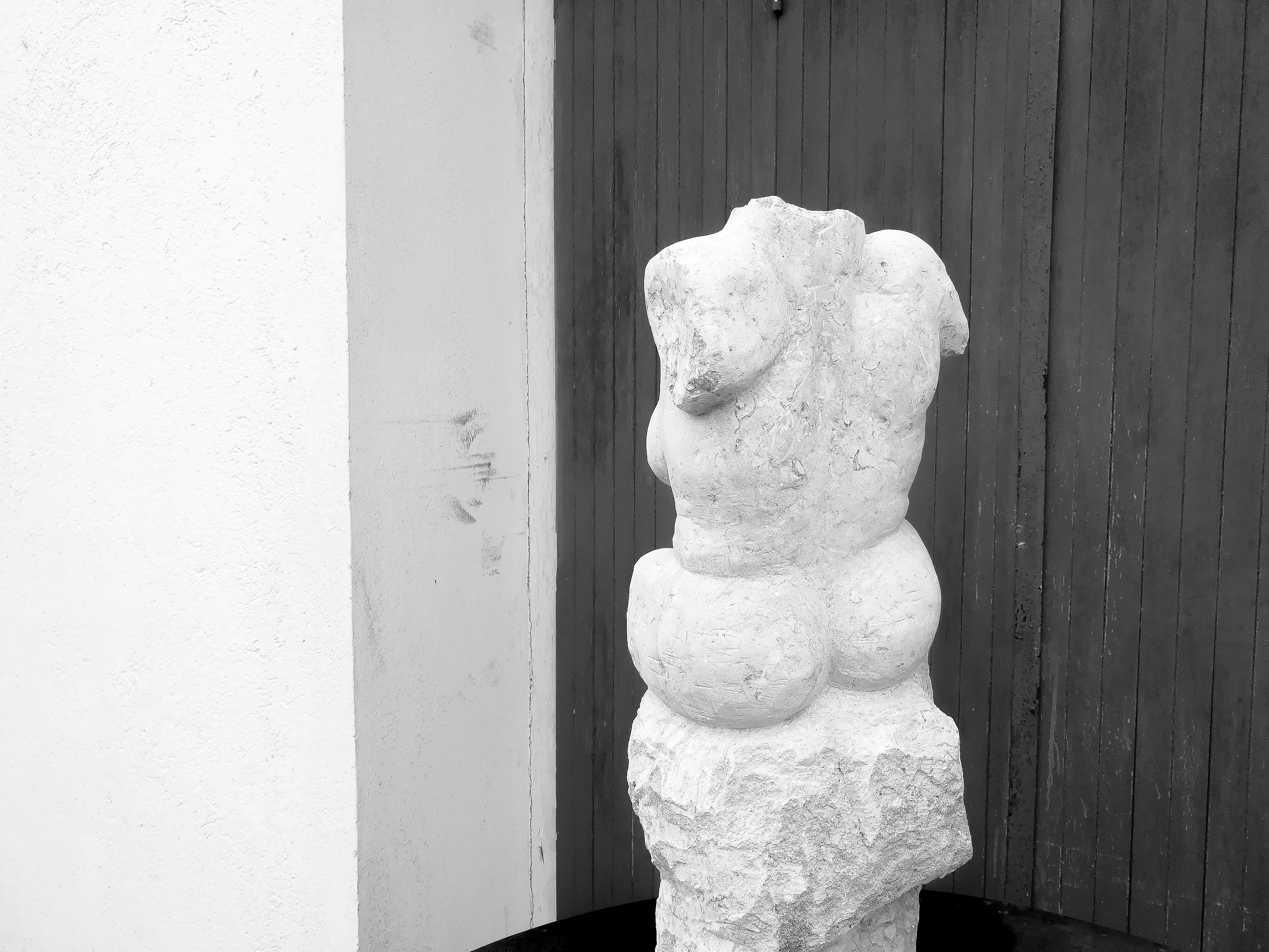 Derose - Baigneuse sur un rocher - Original Sculpture
Dimensions: L 50.8 x  D 50.8 x H 152.4
Materials: Limestone of Perigord

Visual artist and writer from Nouvelle-Aquitaine, DEROSE live and work in Paris since 2015.
At the heart of his workshop
