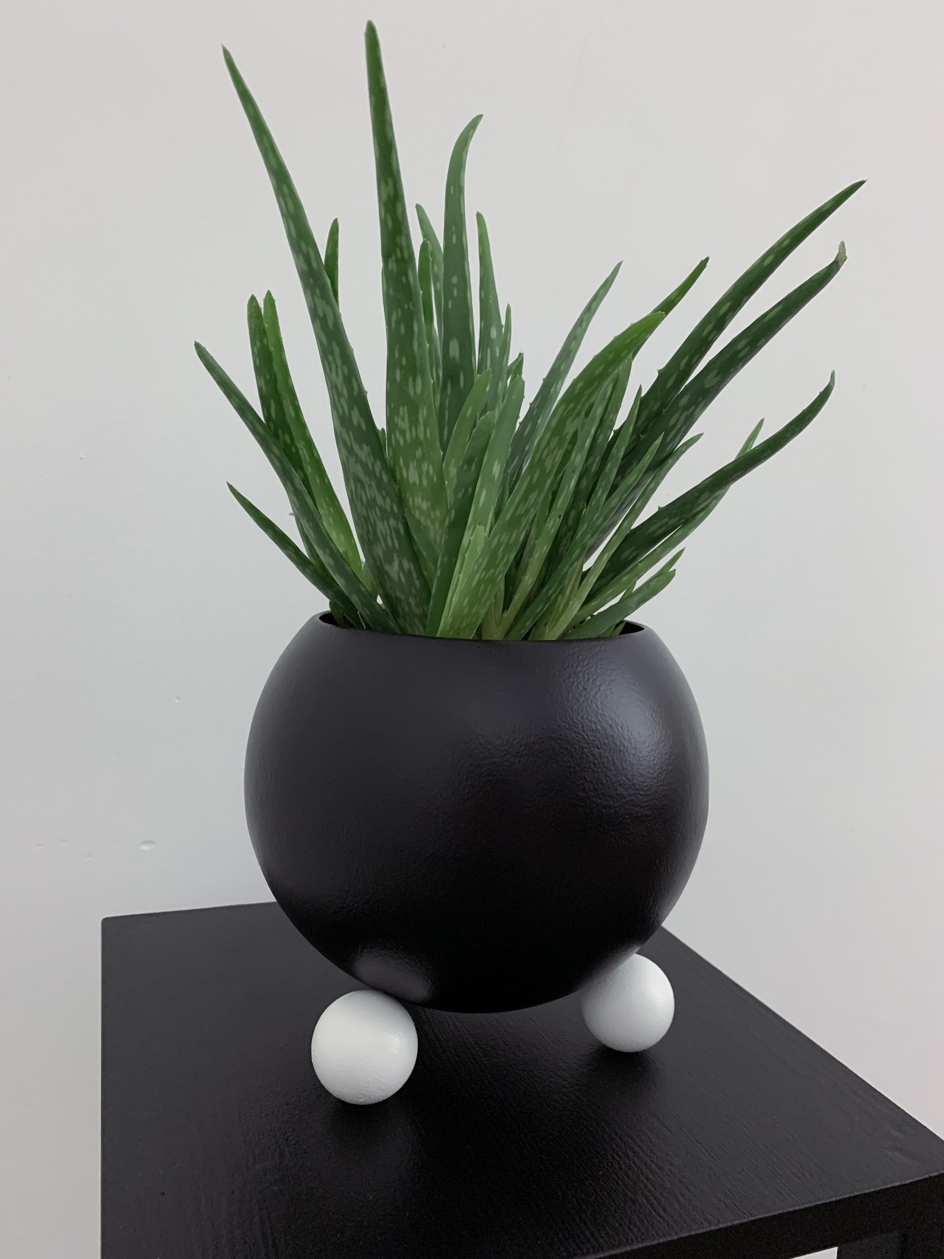 By Iryna Antoniuk (Irena Tone) and Ros Kozhman.
Materials: Steel, strong car acrylic, varnish
Size: height of 19 cm x width of 20 cm x depth of 20 cm x top diameter of 14 cm

Made in England, 2021.

Arty decorative hand-made plant pot ideal for